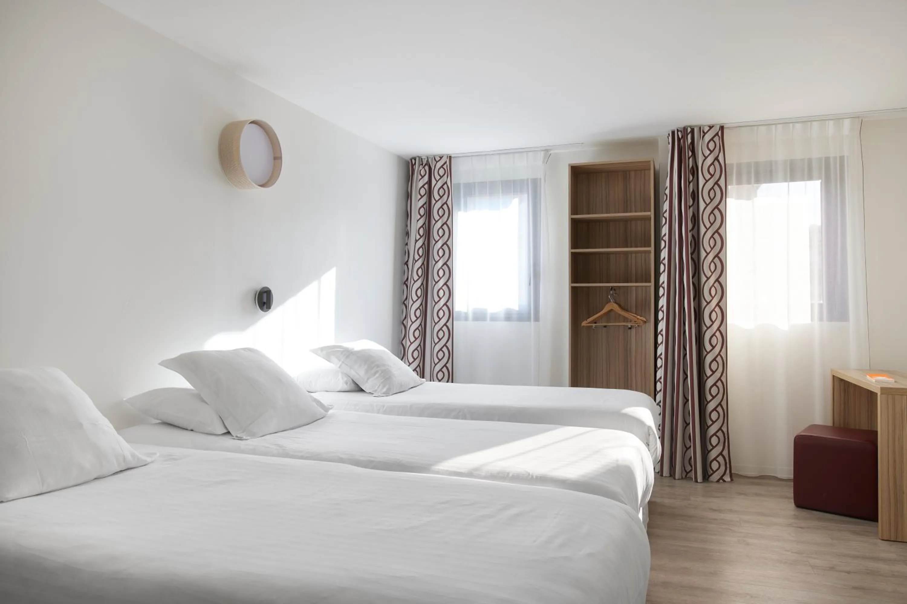 Bed in Hotel-Restaurant Isidore Nice Ouest