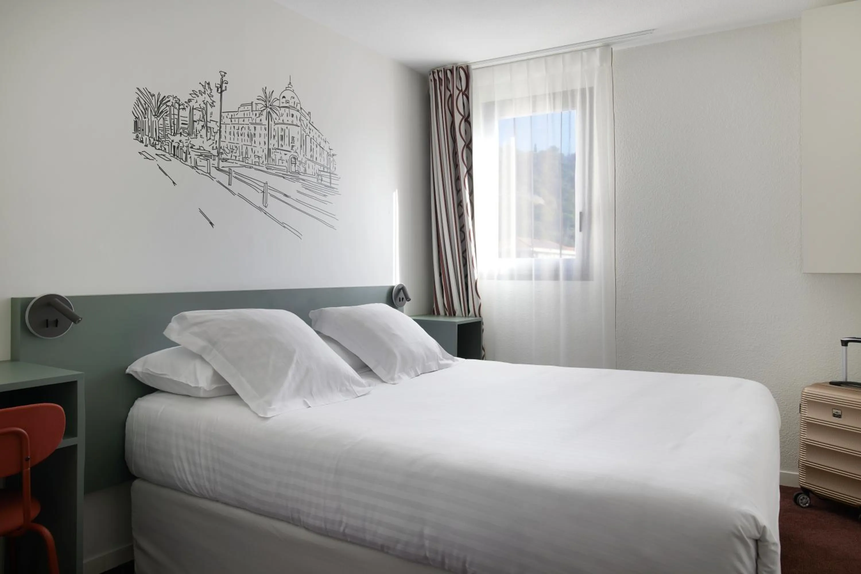 Photo of the whole room, Bed in Hotel-Restaurant Isidore Nice Ouest