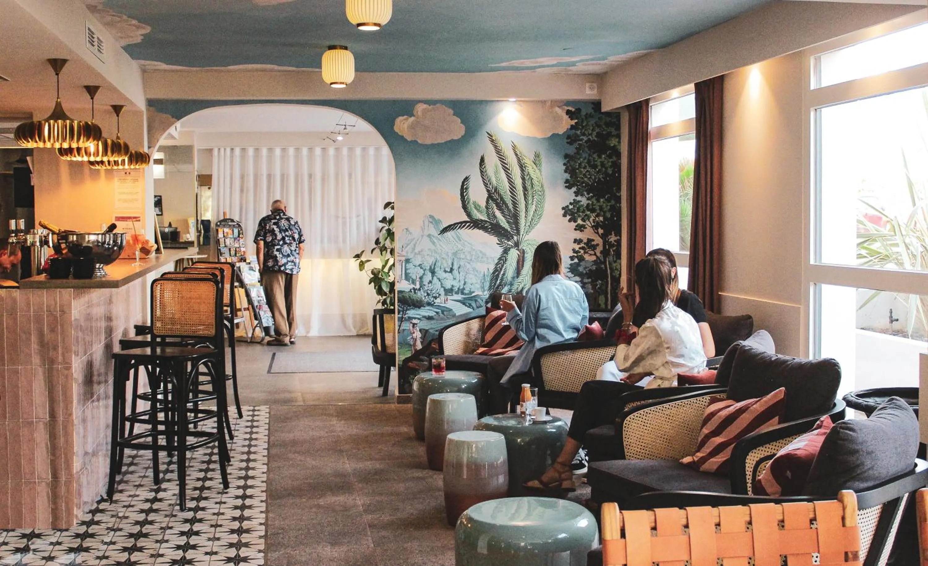 People in Hotel-Restaurant Isidore Nice Ouest