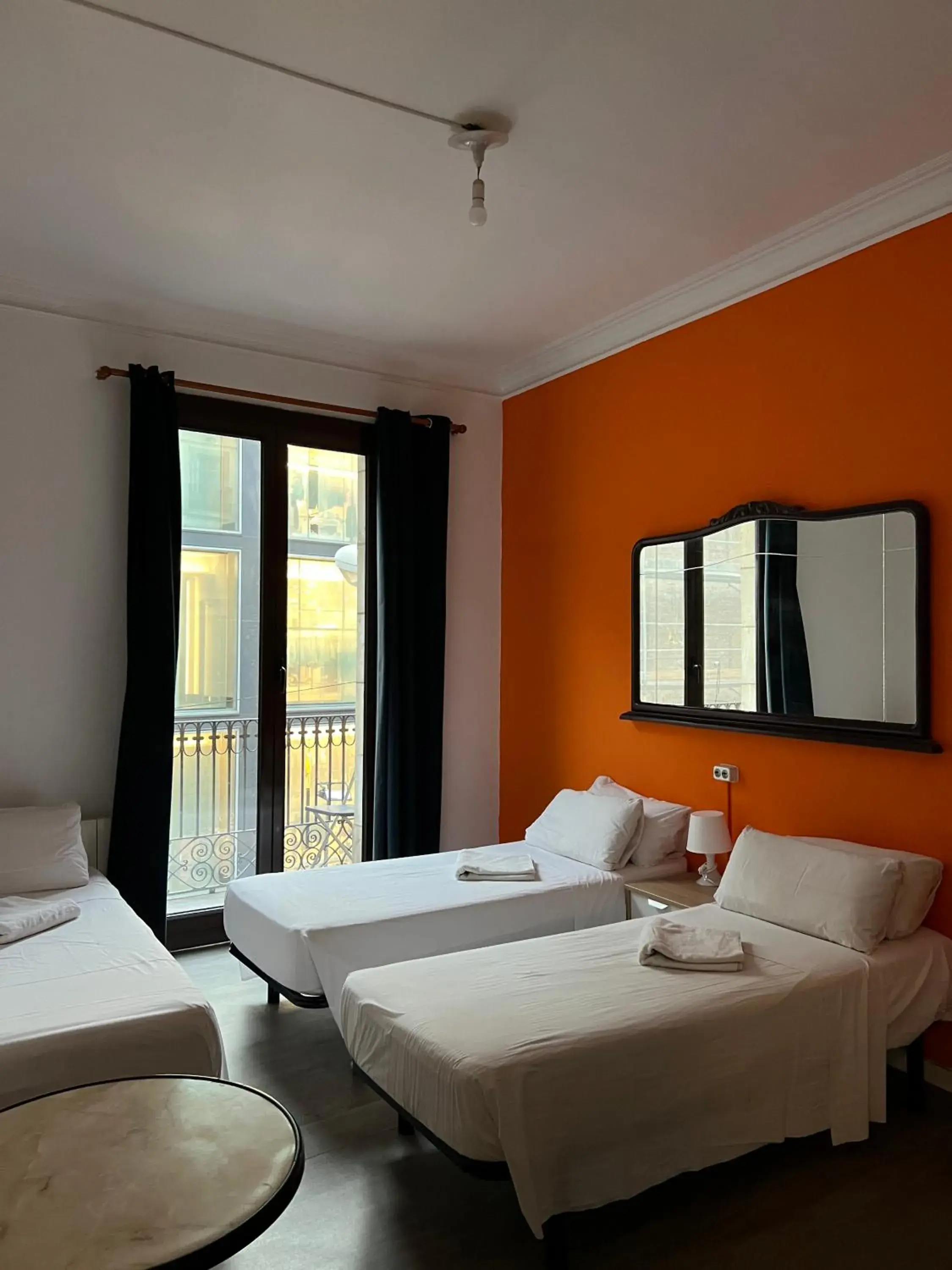Triple Room with Balcony in Pensión Arosa Triple Room with Balcony in Pensión Arosa