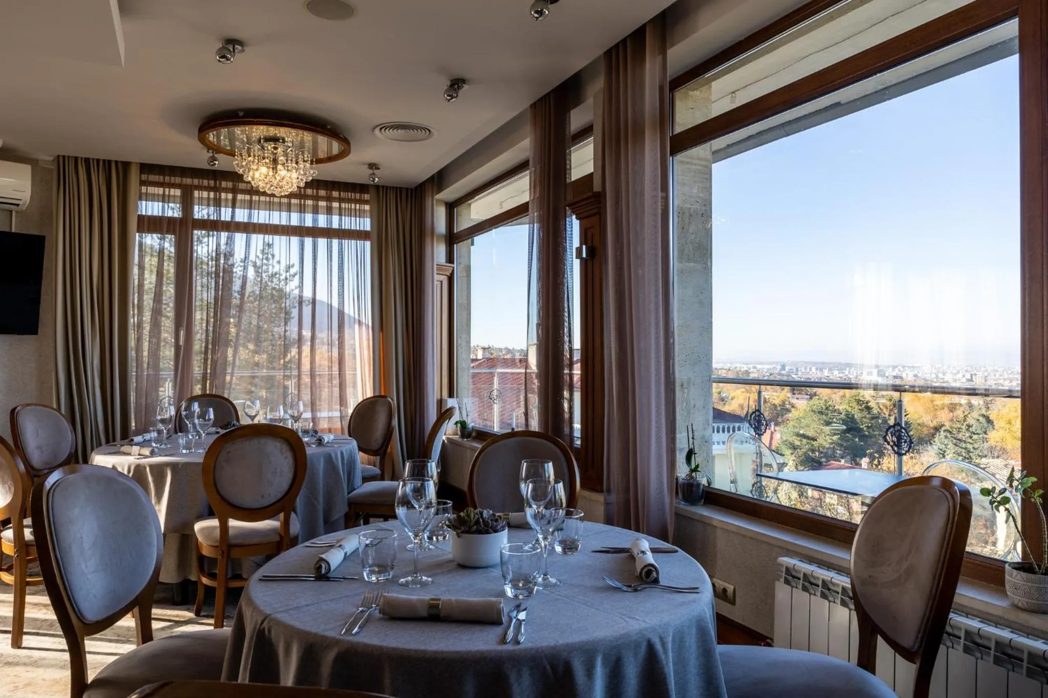 Restaurant/places to eat in Atlantic Hotel - Free Parking