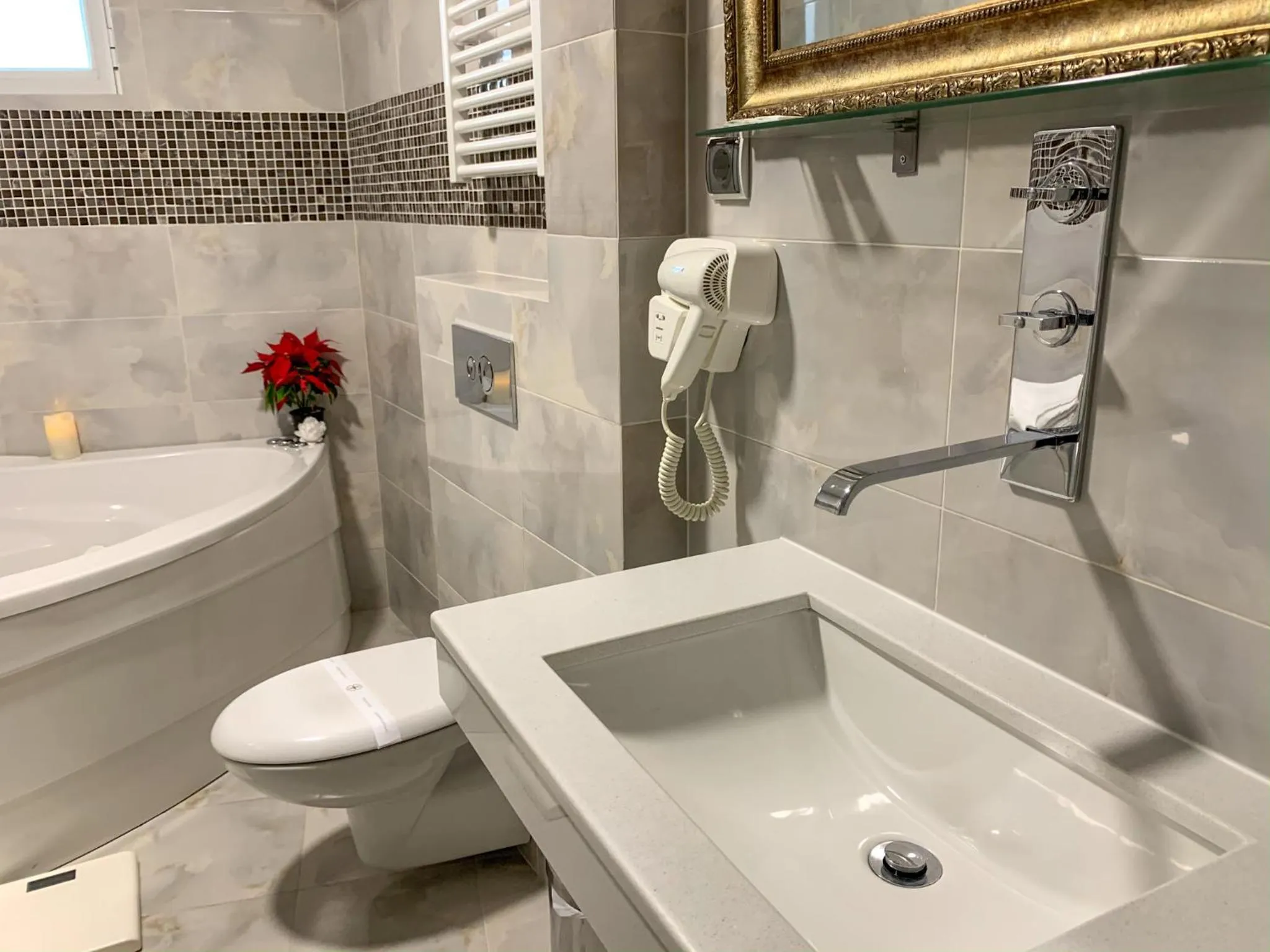 Hot Tub in Atlantic Hotel - Free Parking