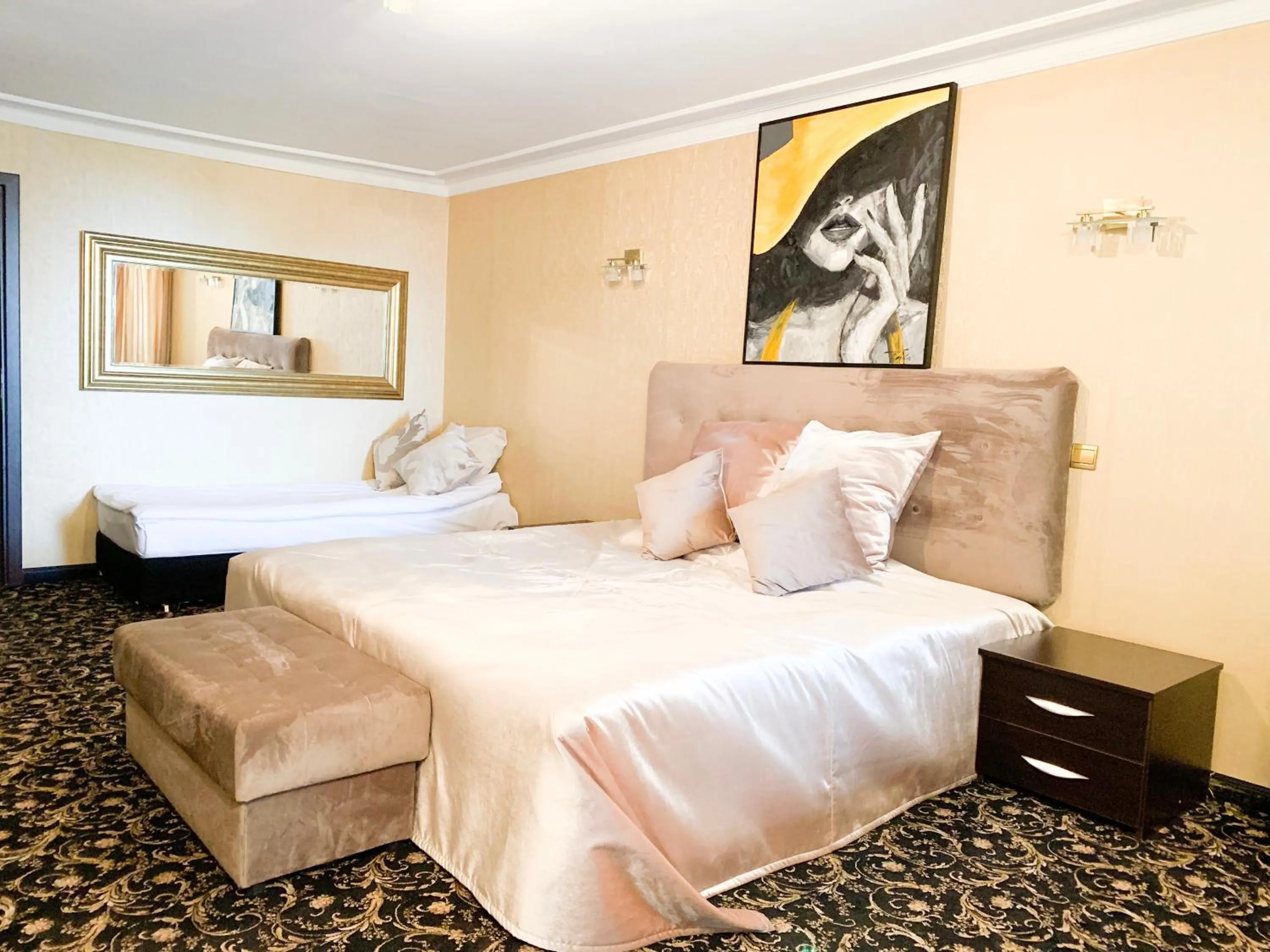 Bed in Atlantic Hotel - Free Parking