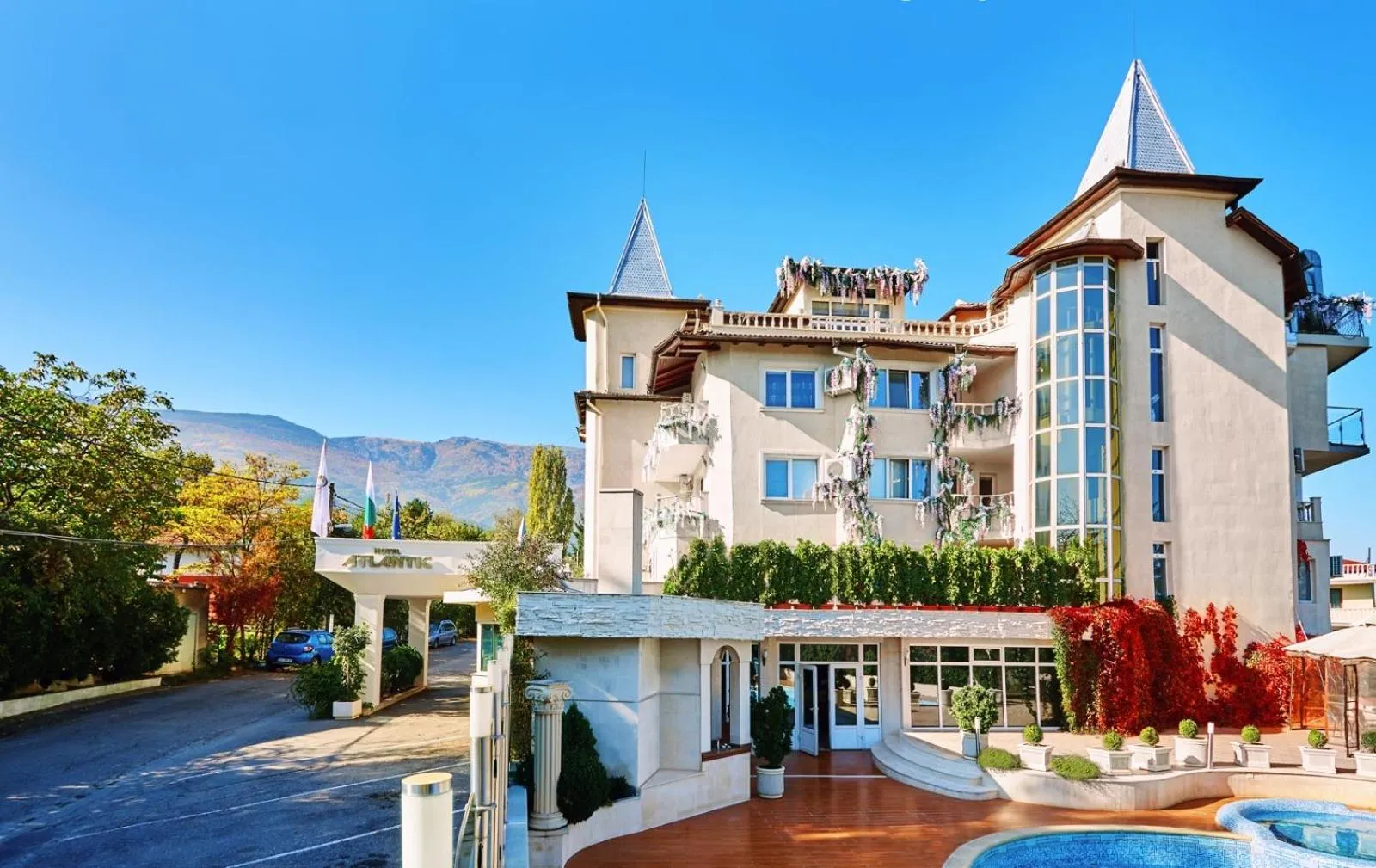 Property building in Atlantic Hotel - Free Parking