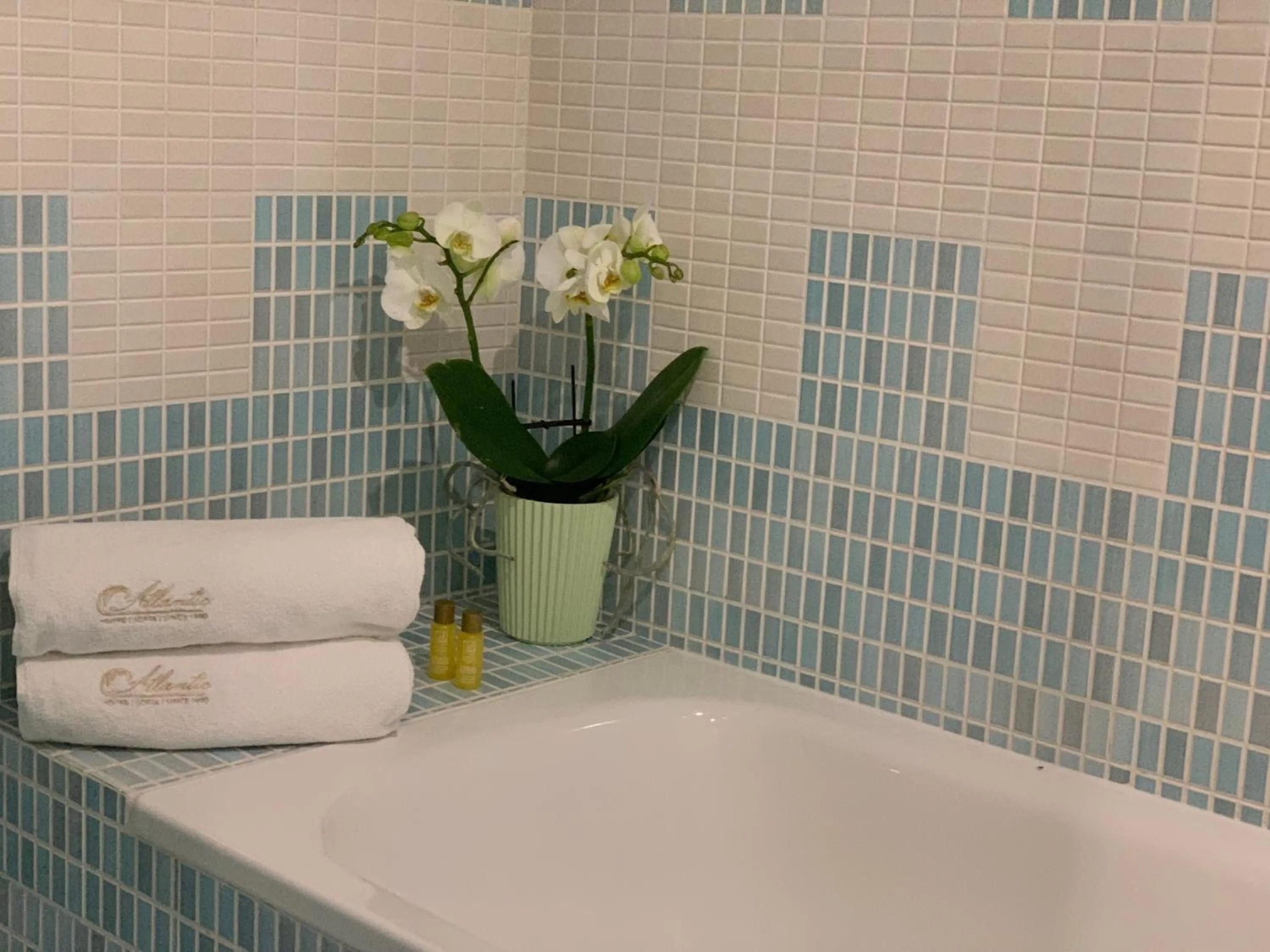 Bathroom in Atlantic Hotel - Free Parking