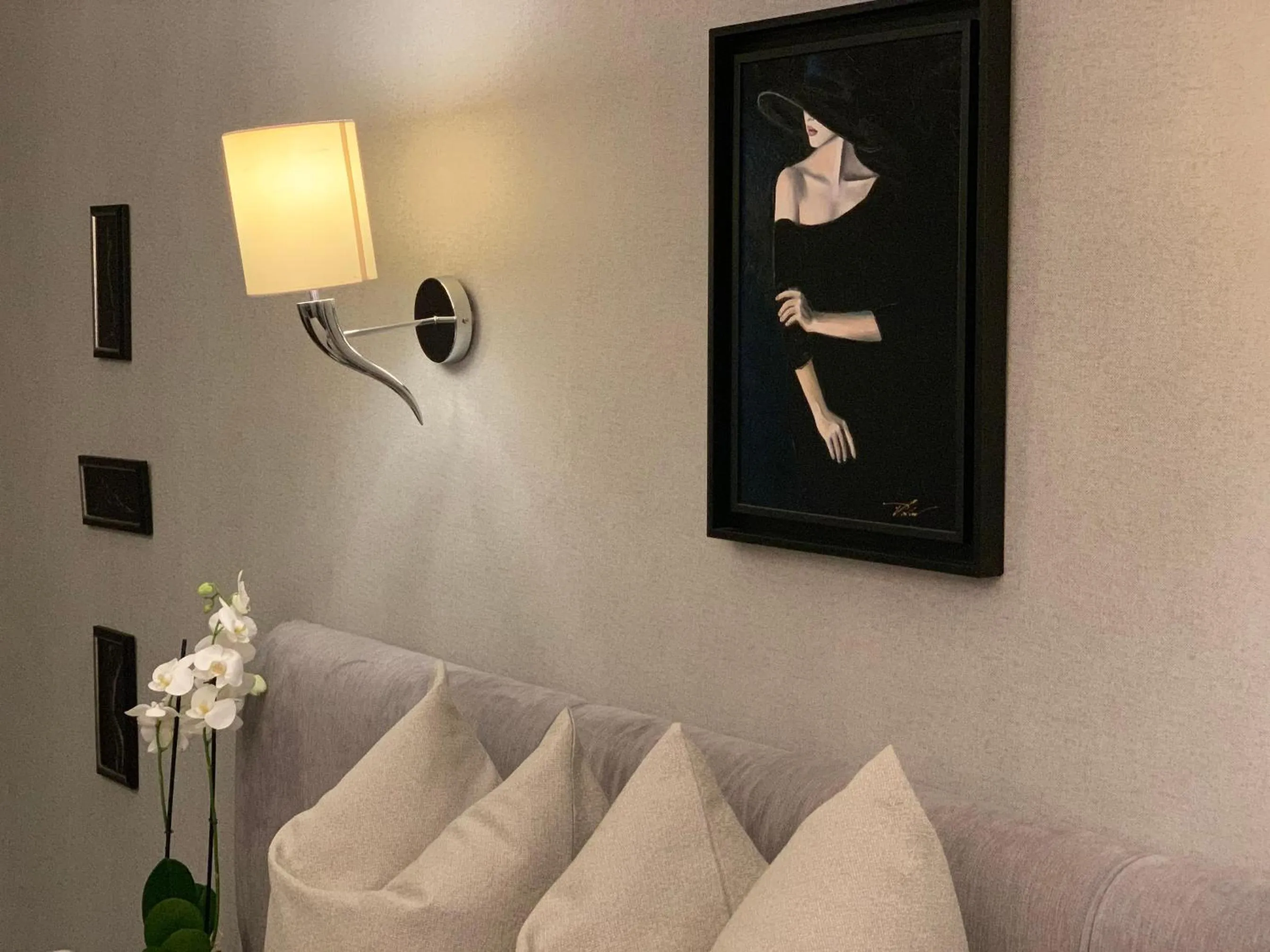 Living room in Atlantic Hotel - Free Parking