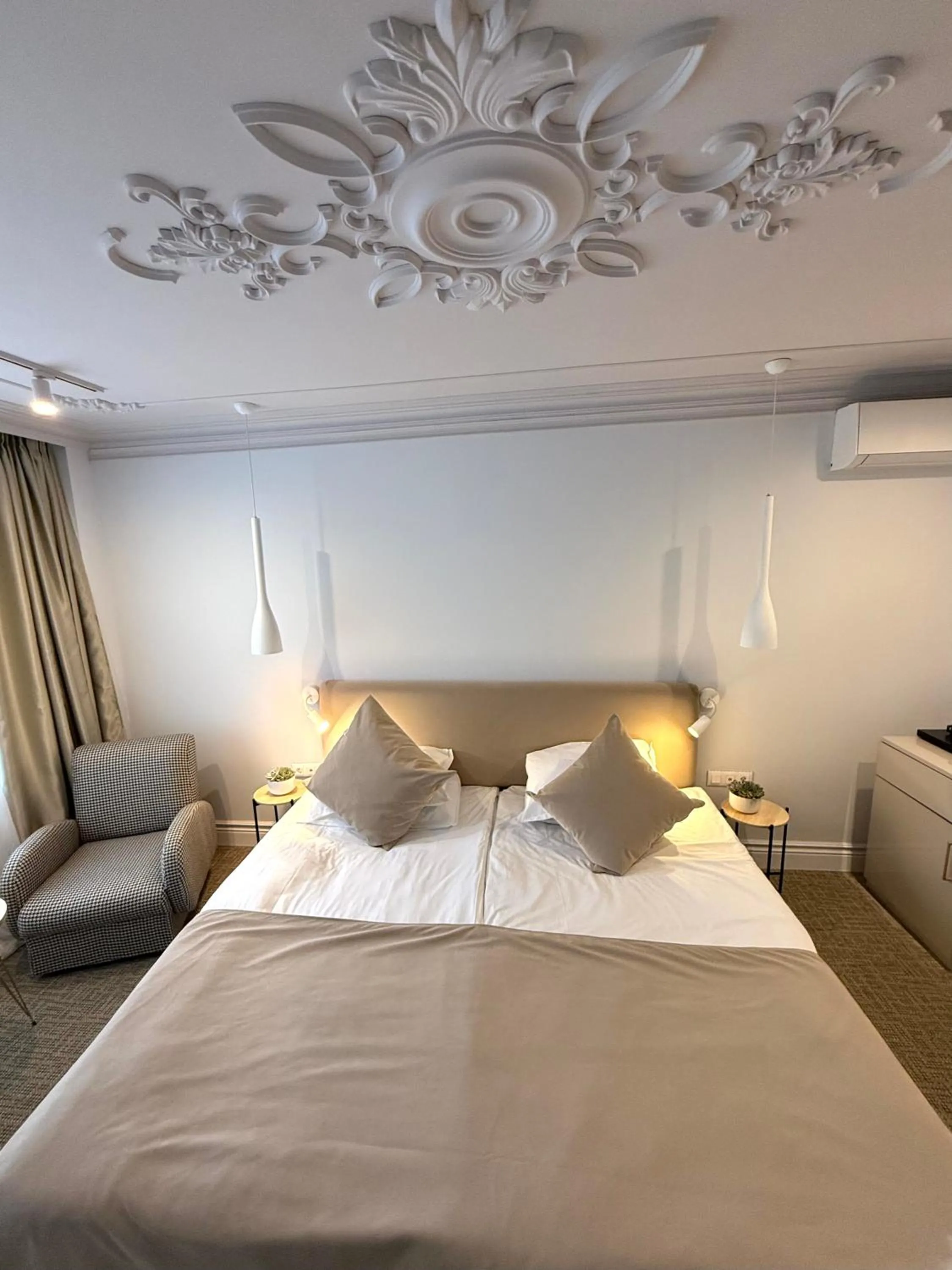 Photo of the whole room, Bed in Atlantic Hotel - Free Parking