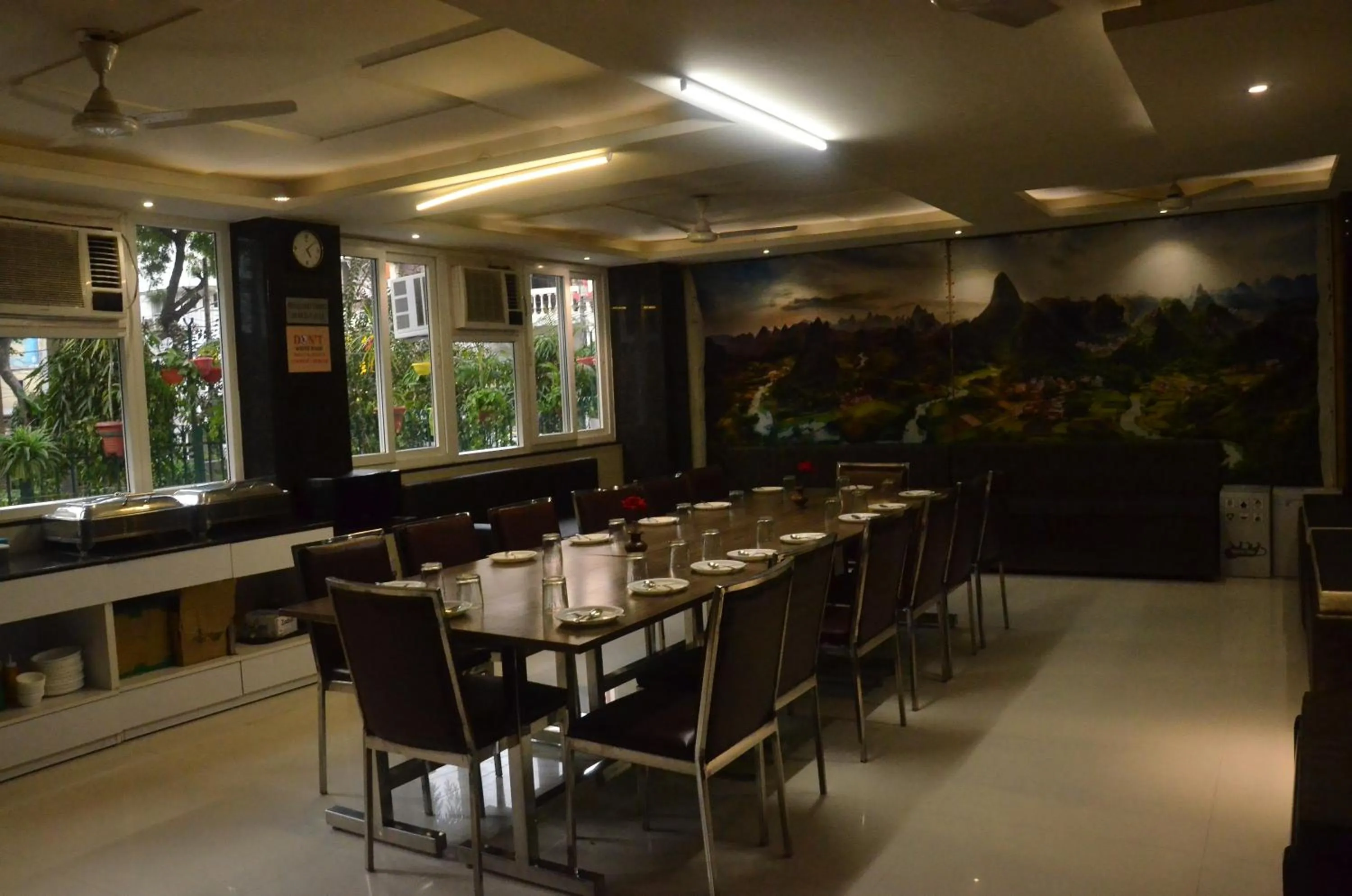 Restaurant/places to eat in Hotel Sopan Heights