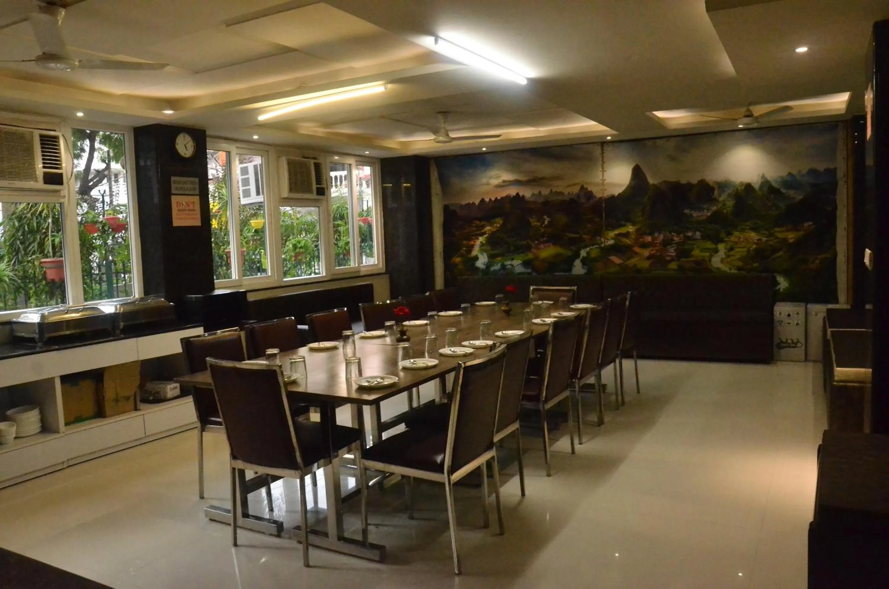 Restaurant/places to eat in Hotel Sopan Heights
