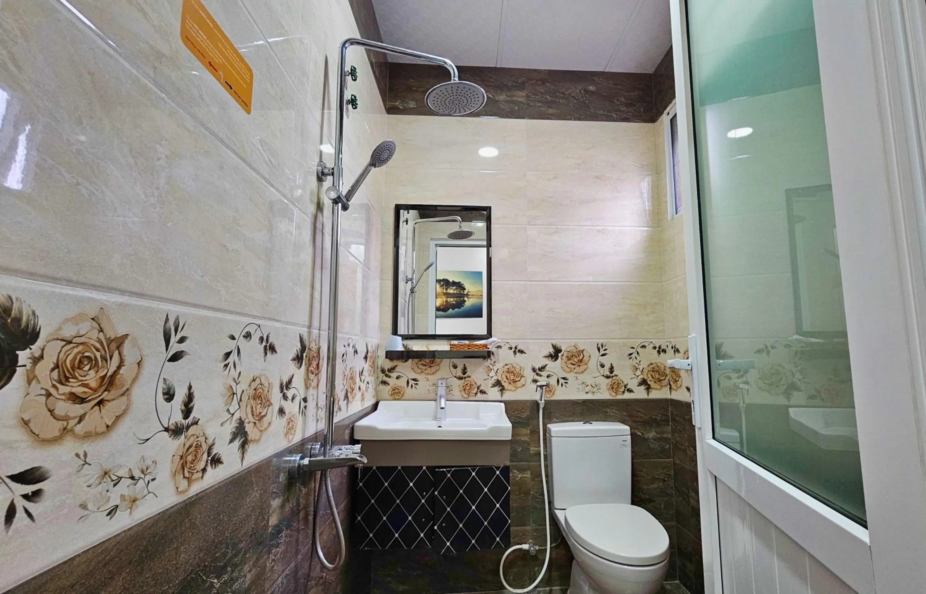 Toilet in Maxim Hotel