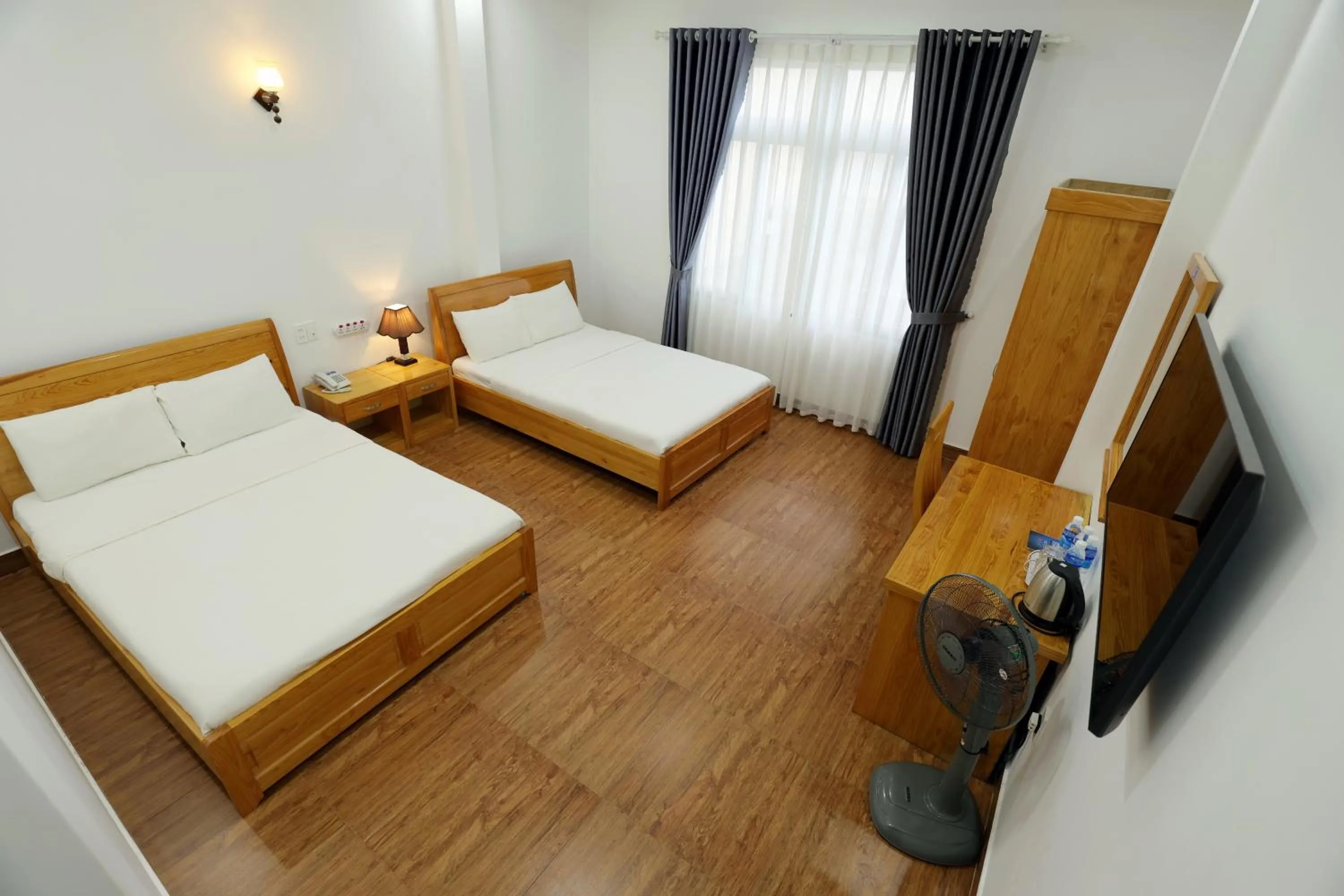 Property building, Bed in Maxim Hotel