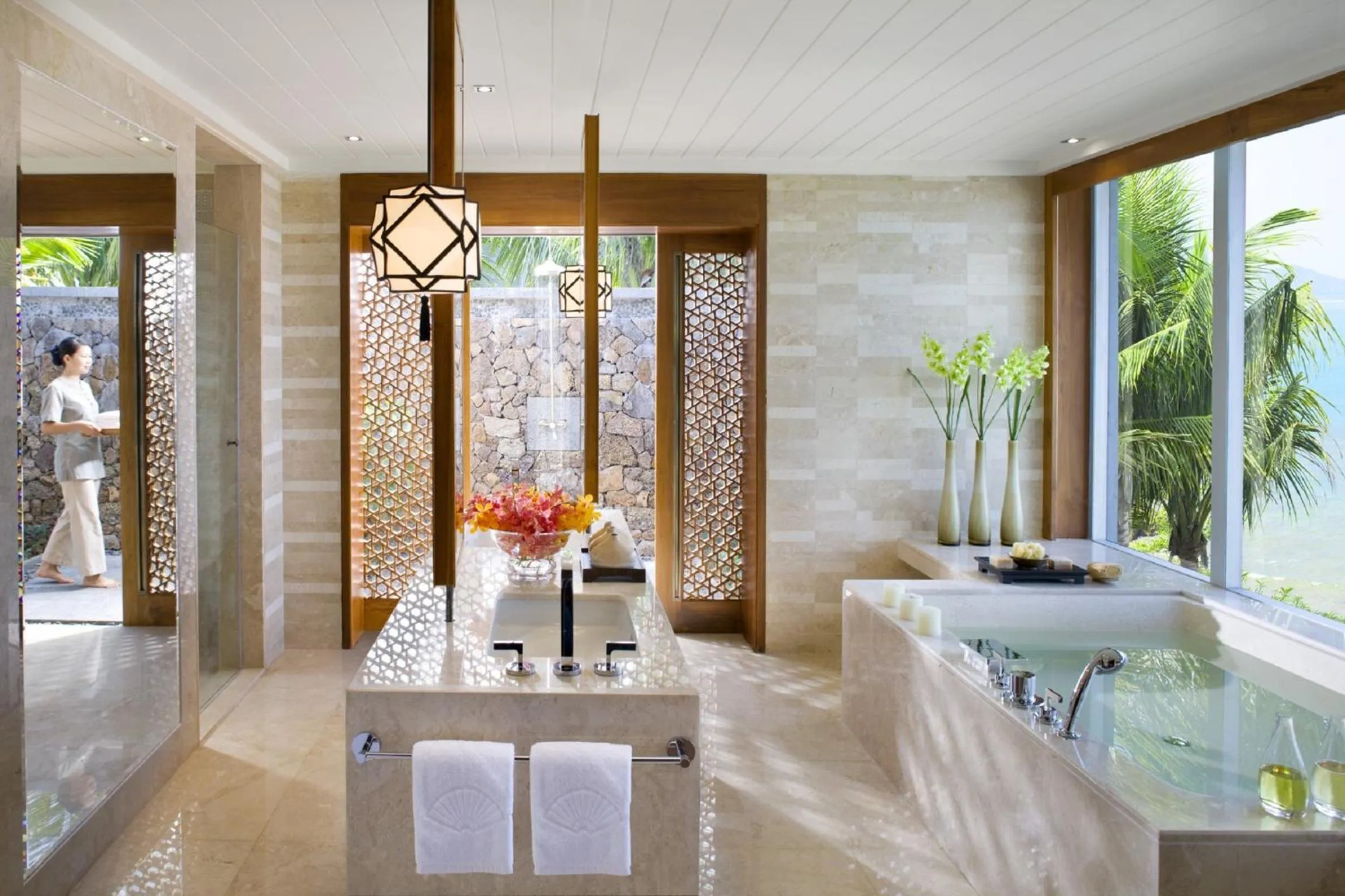 Shower in Mandarin Oriental, Sanya