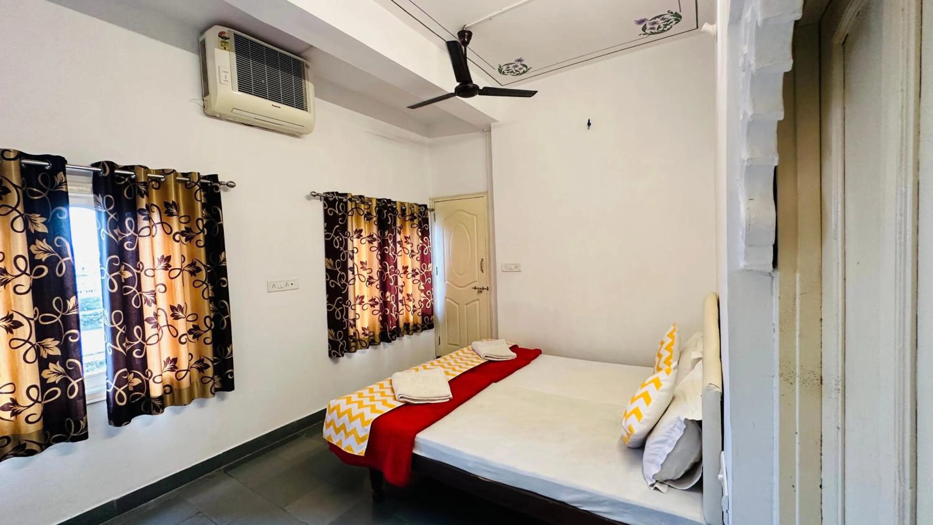 Bed in Maa Ji House on Lake Pichola