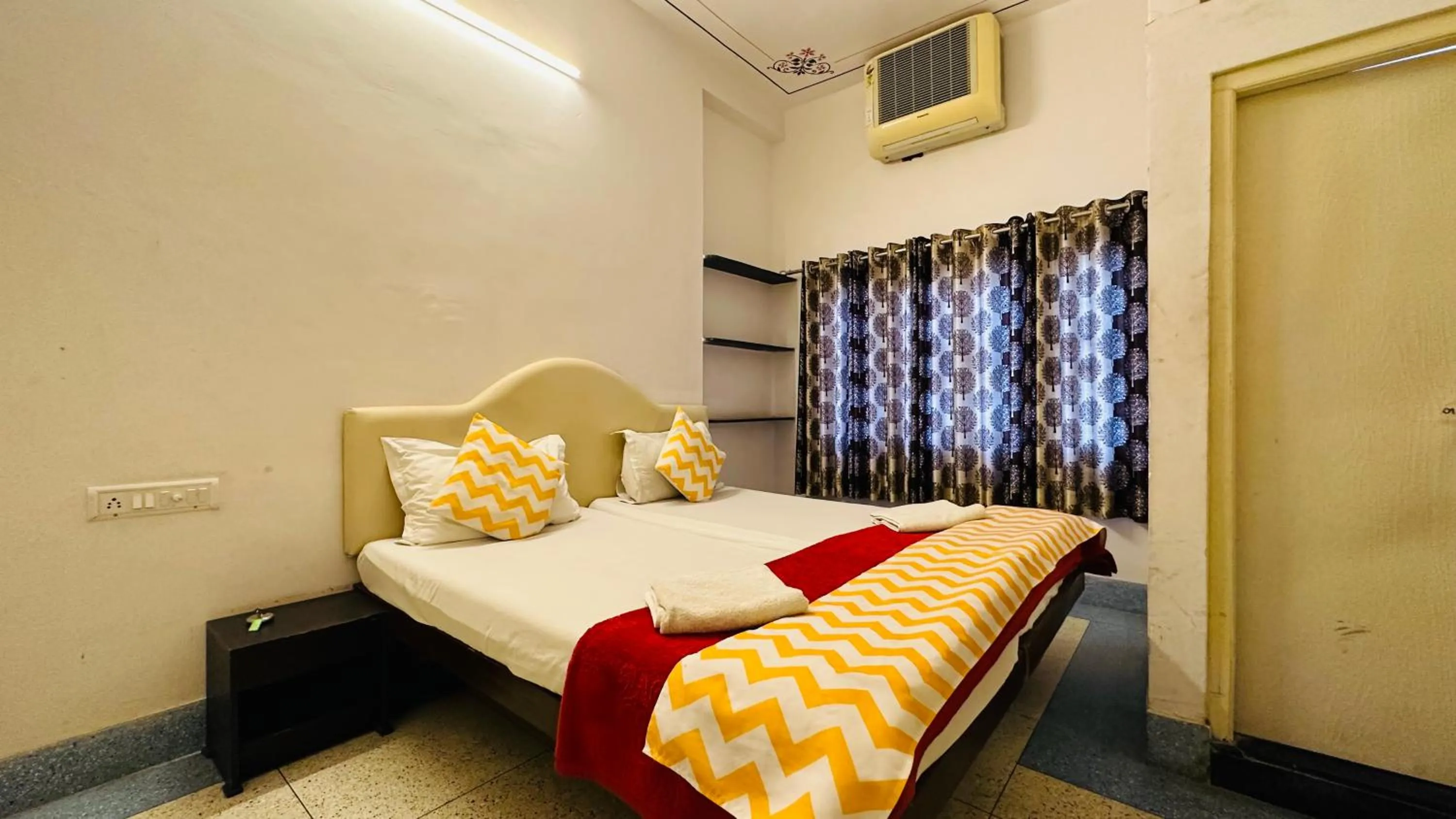 Bed in Maa Ji House on Lake Pichola