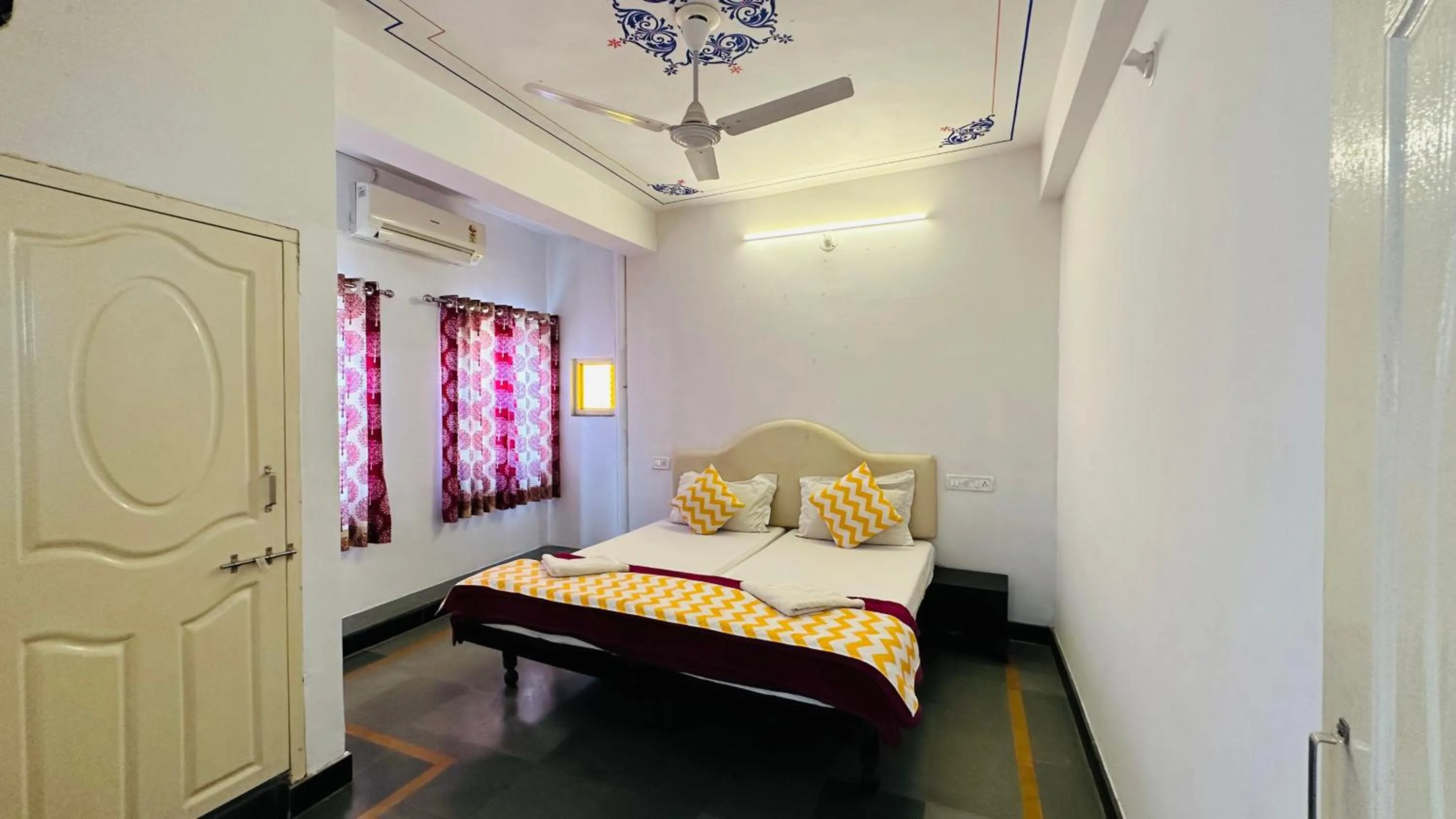 Bed in Maa Ji House on Lake Pichola