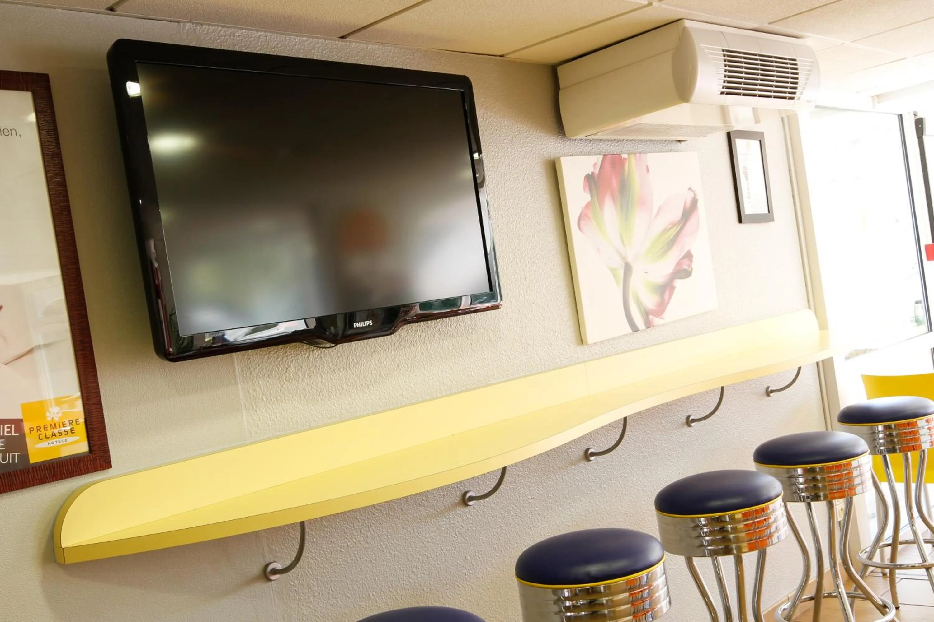 Communal lounge/ TV room in Premiere Classe Tours Sud - Chambray Lès Tours