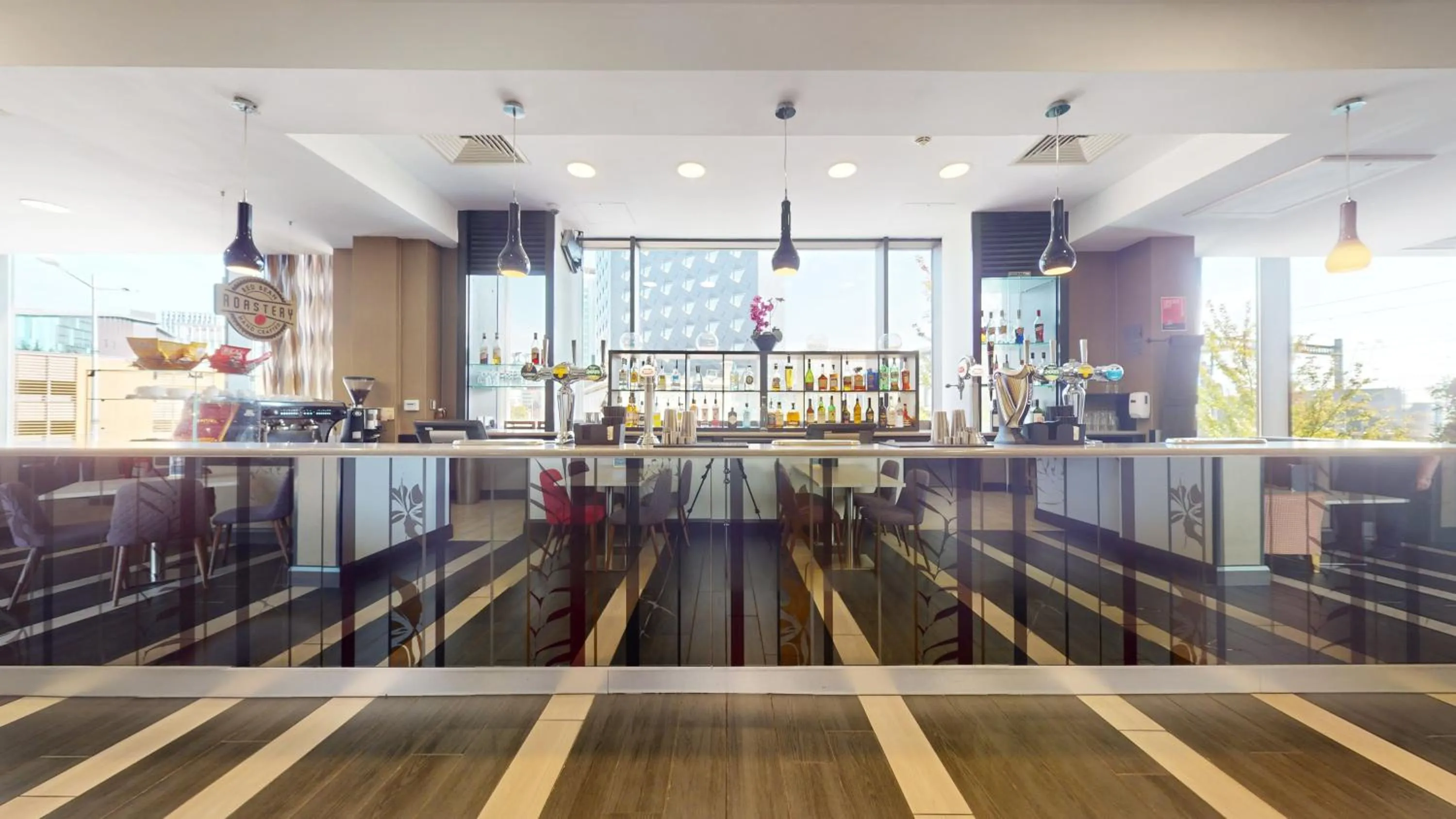 Lounge or bar in Clayton Hotel Cardiff