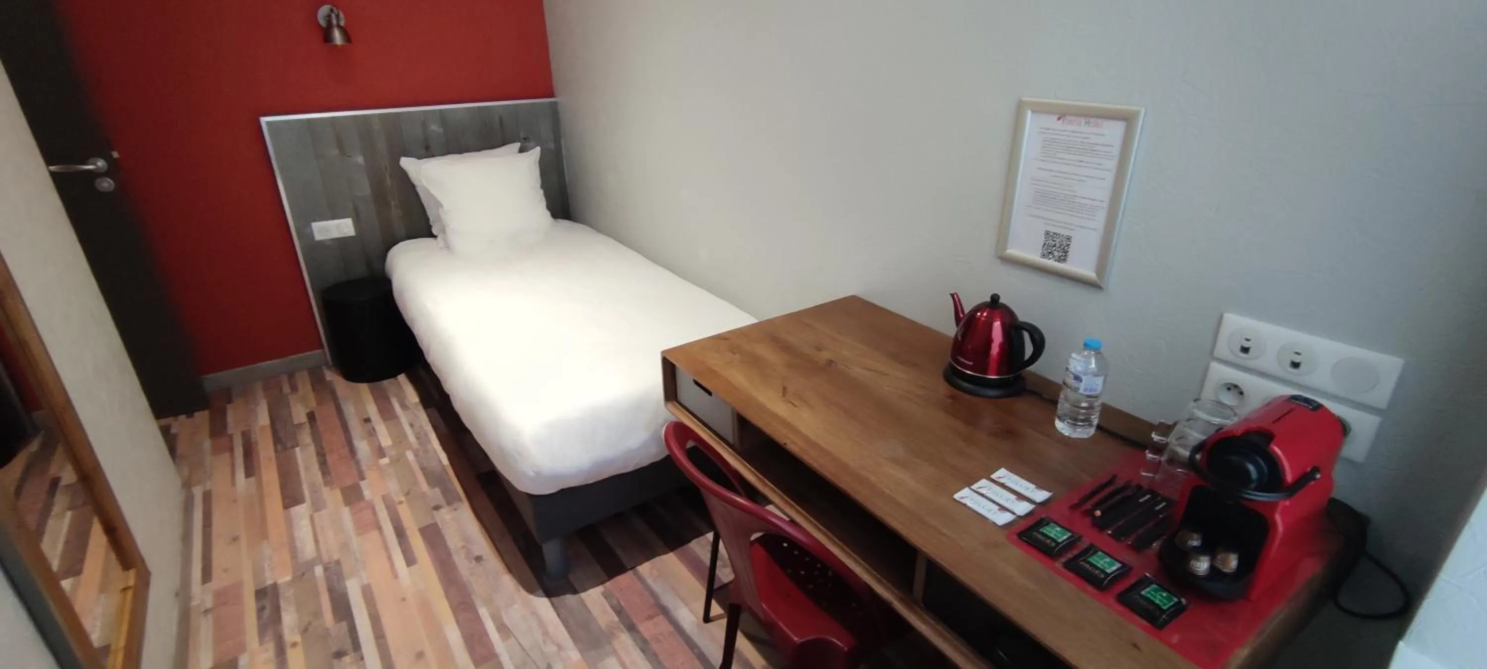 Bed in Logis Hotel Yseria - Historical Center
