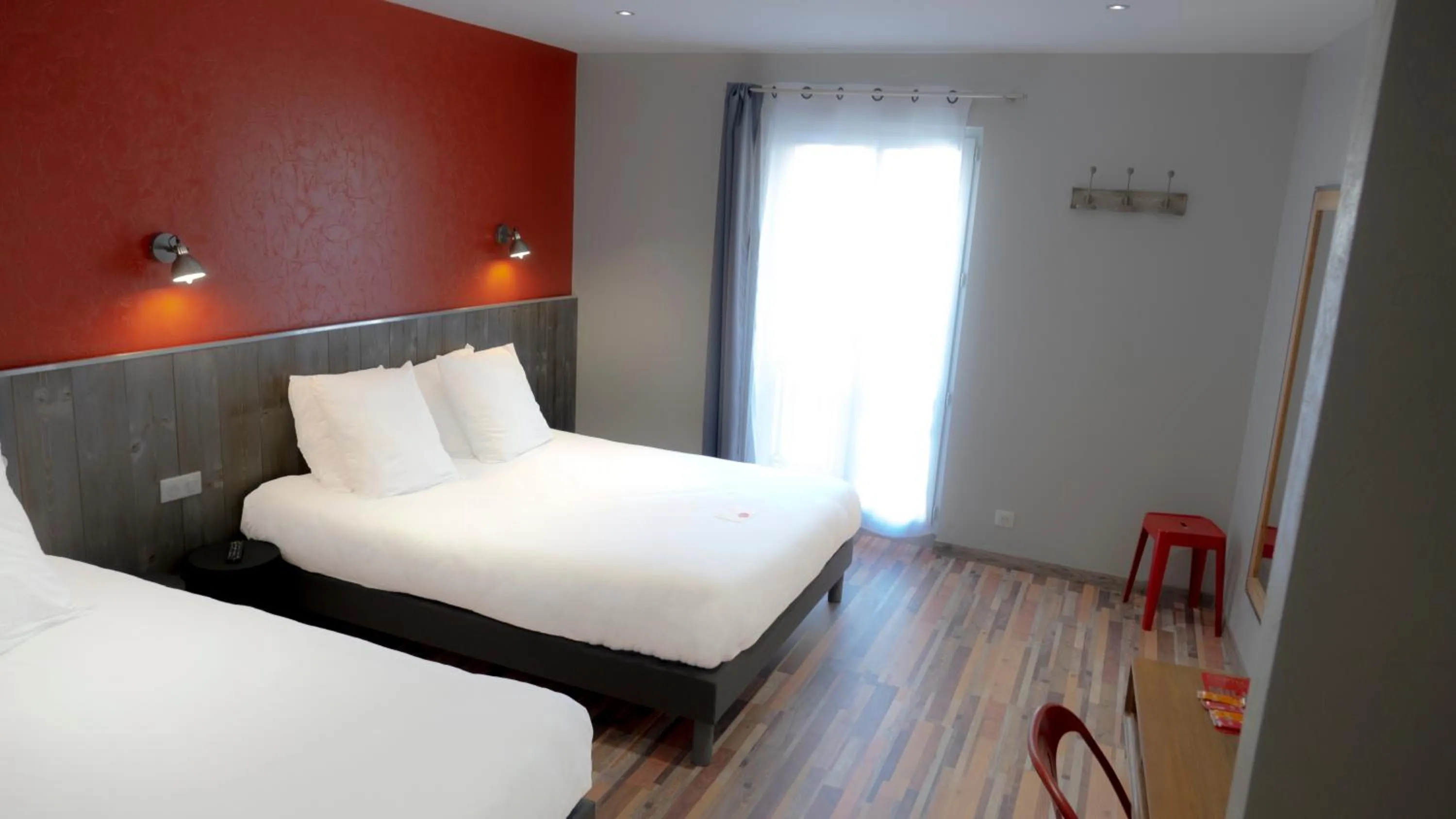 Bed in Logis Hotel Yseria - Historical Center