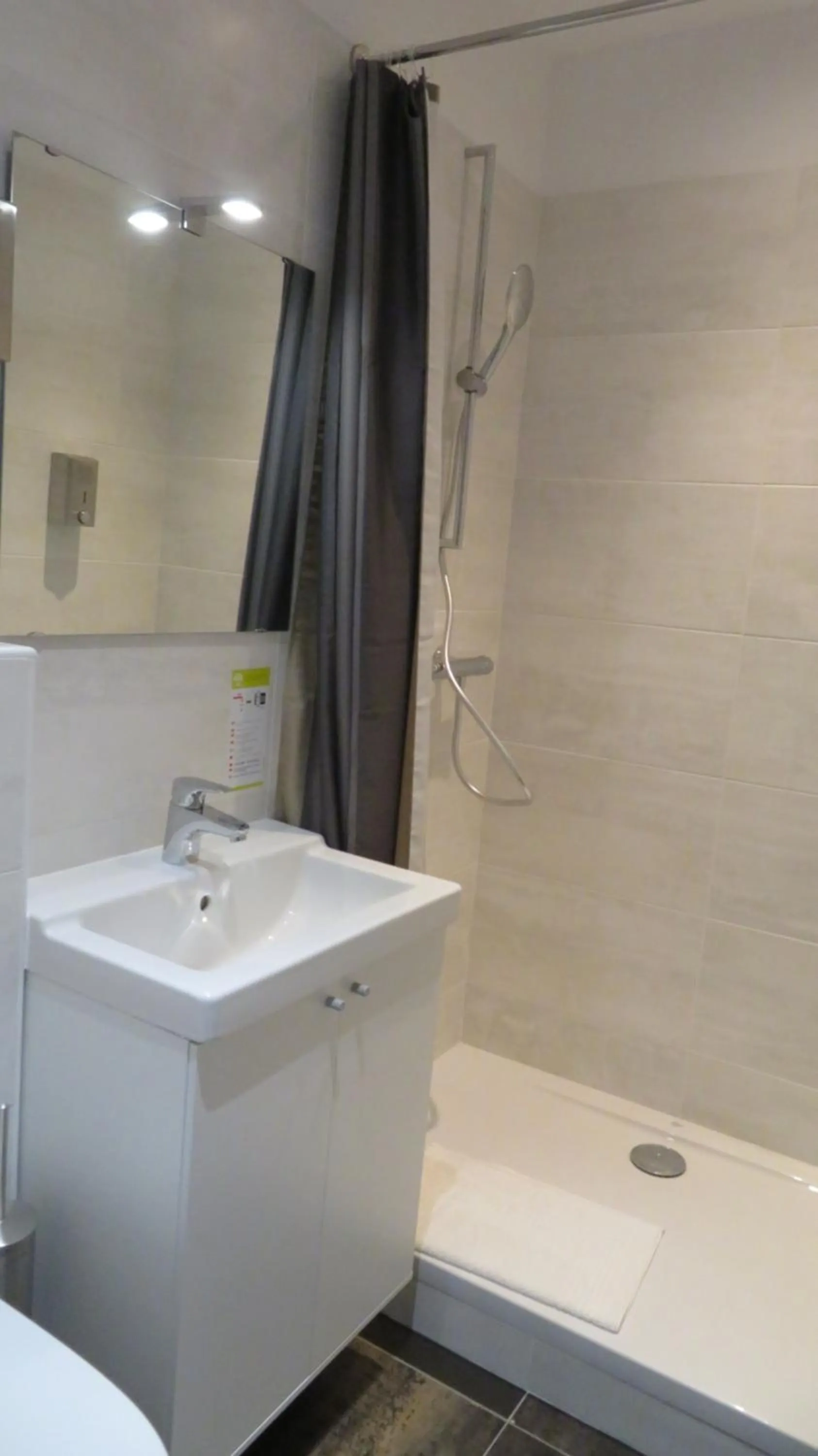 Shower in Logis Hotel Yseria - Historical Center