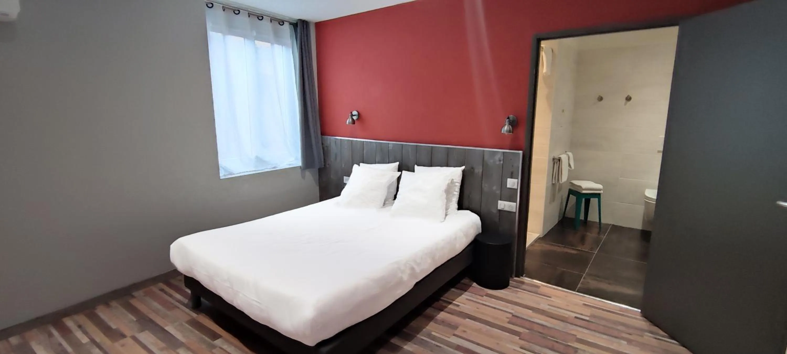 Bed in Logis Hotel Yseria - Historical Center