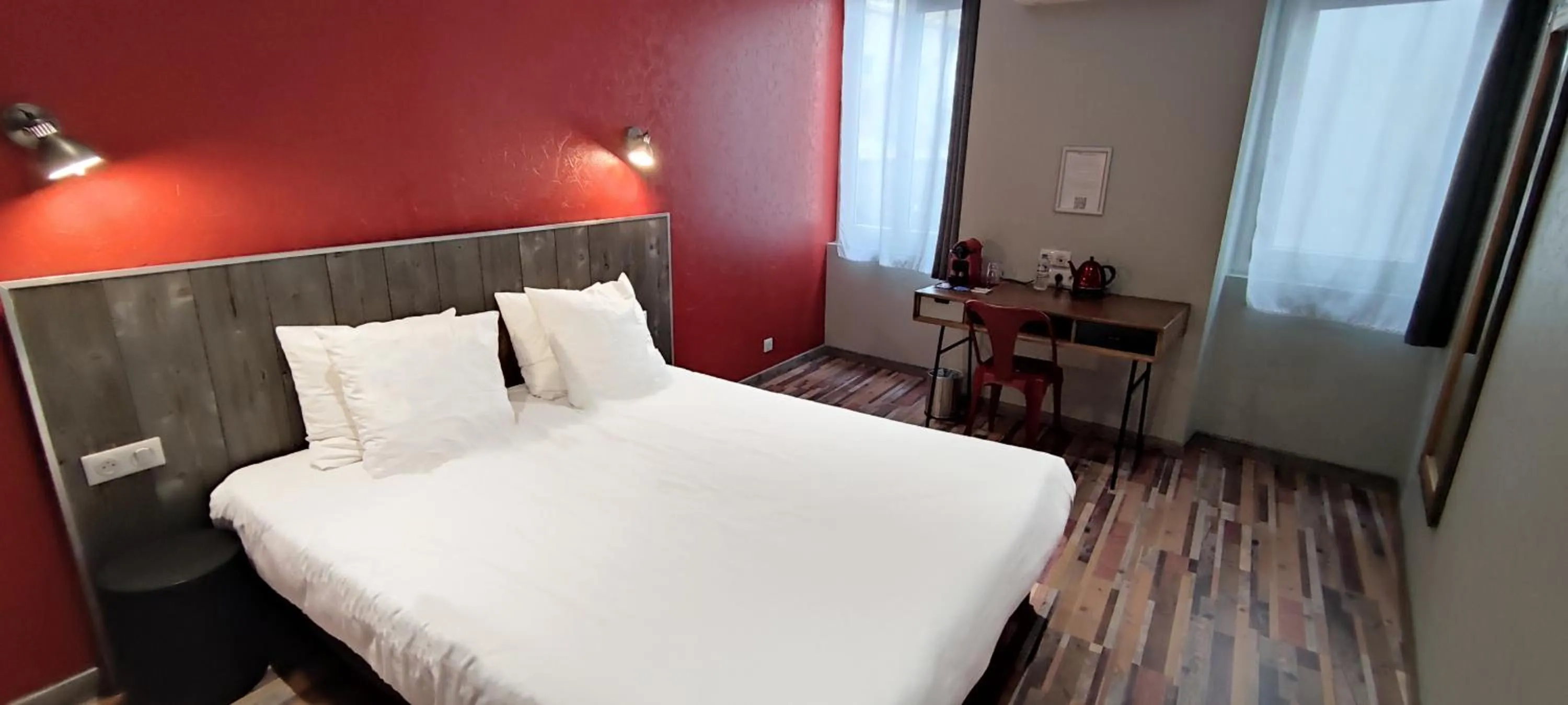 Coffee/tea facilities, Bed in Logis Hotel Yseria - Historical Center