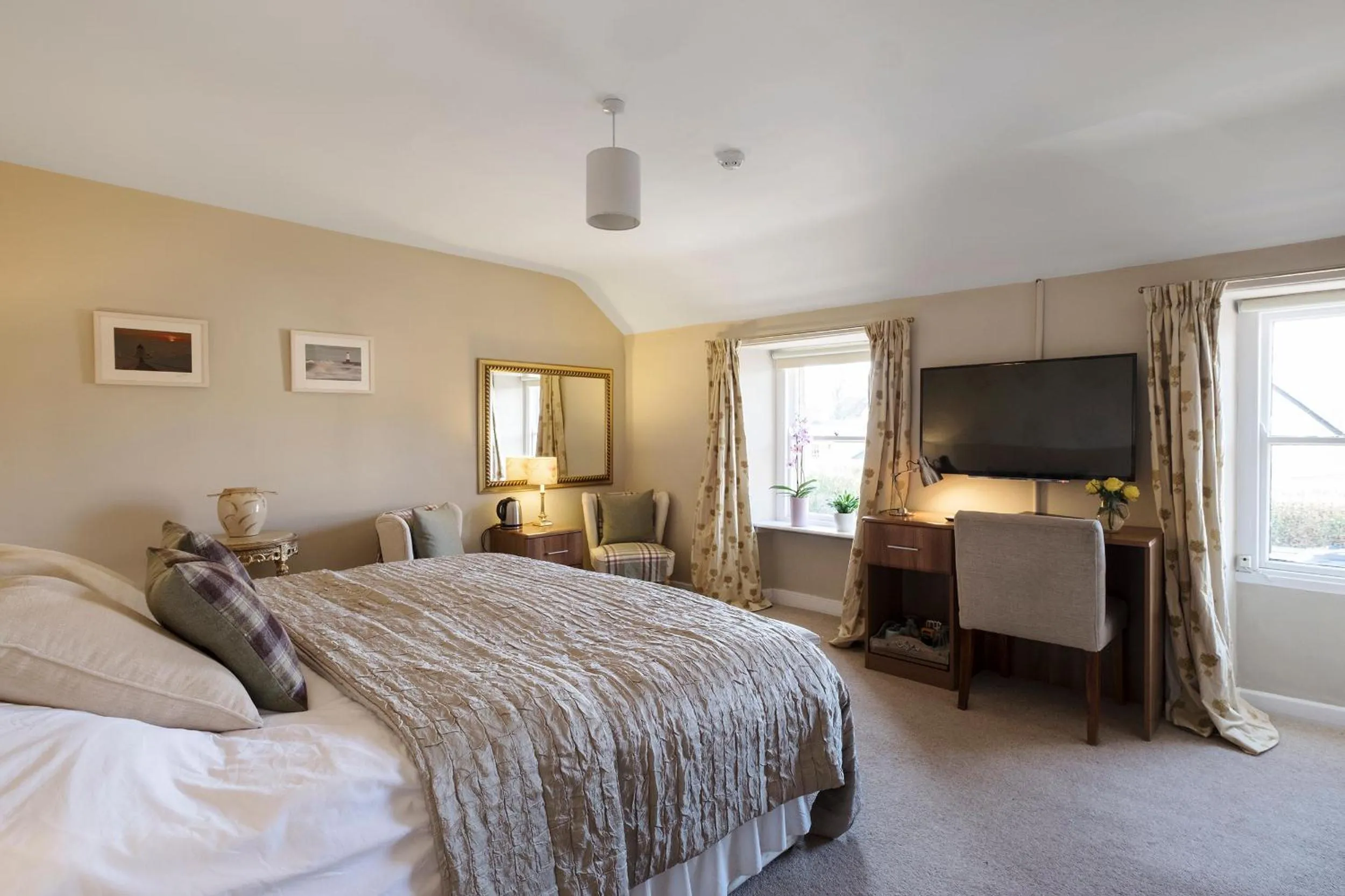 Photo of the whole room, Bed in Allanton Inn