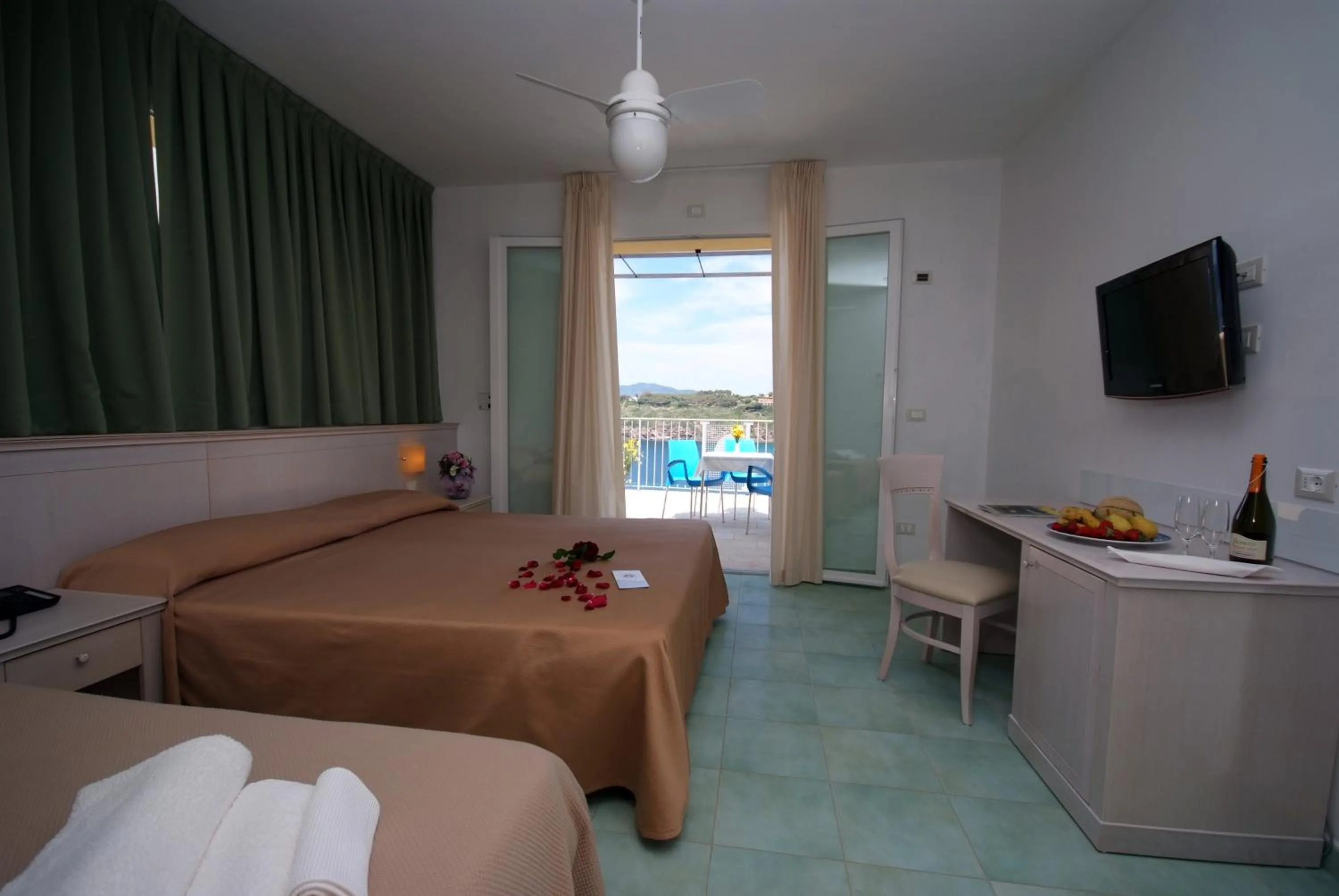 Day, Bed in Hotel Dino