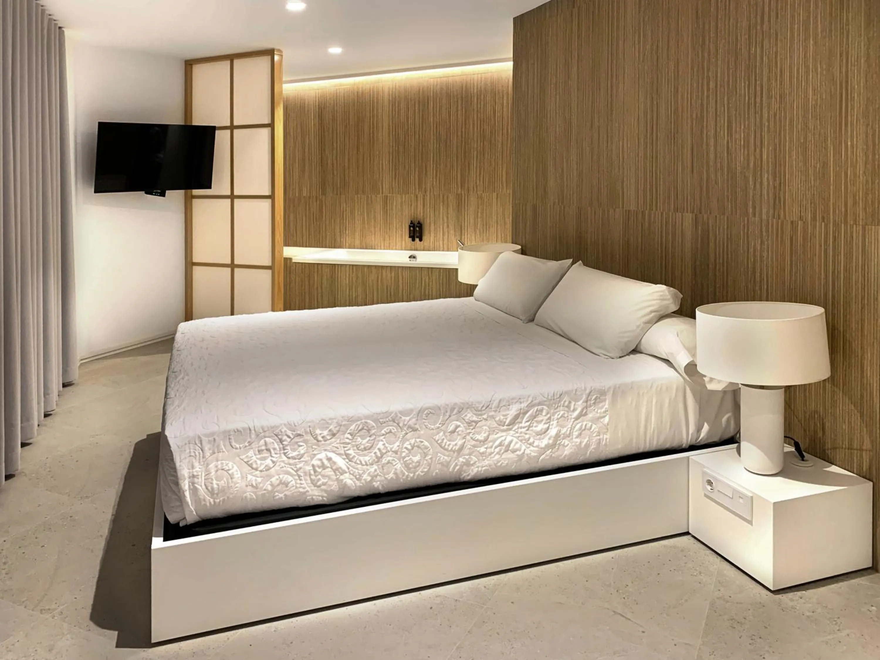 Hot Tub, Bed in Hotel Condestable Iranzo