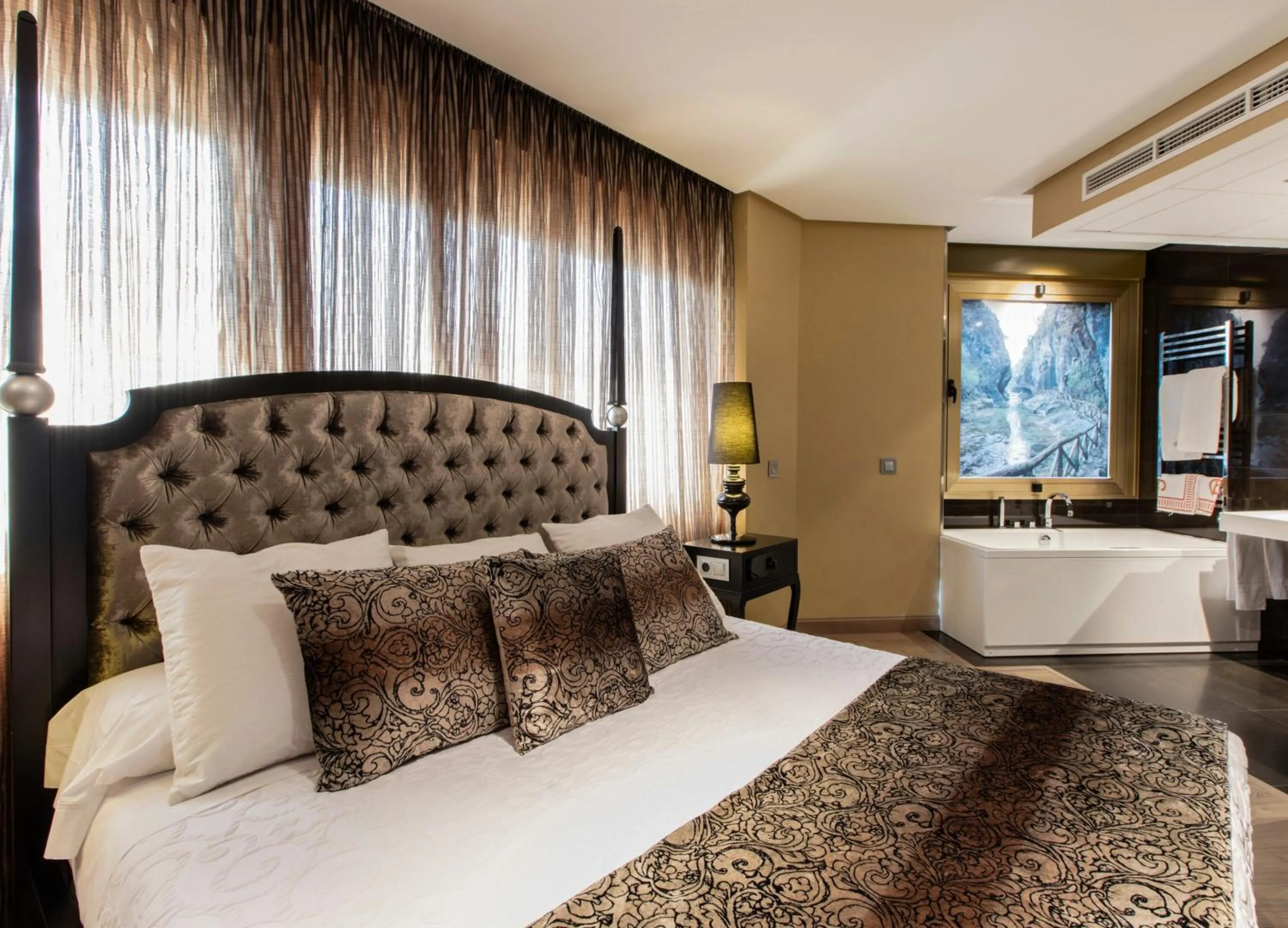 Bedroom, Bed in Hotel Condestable Iranzo