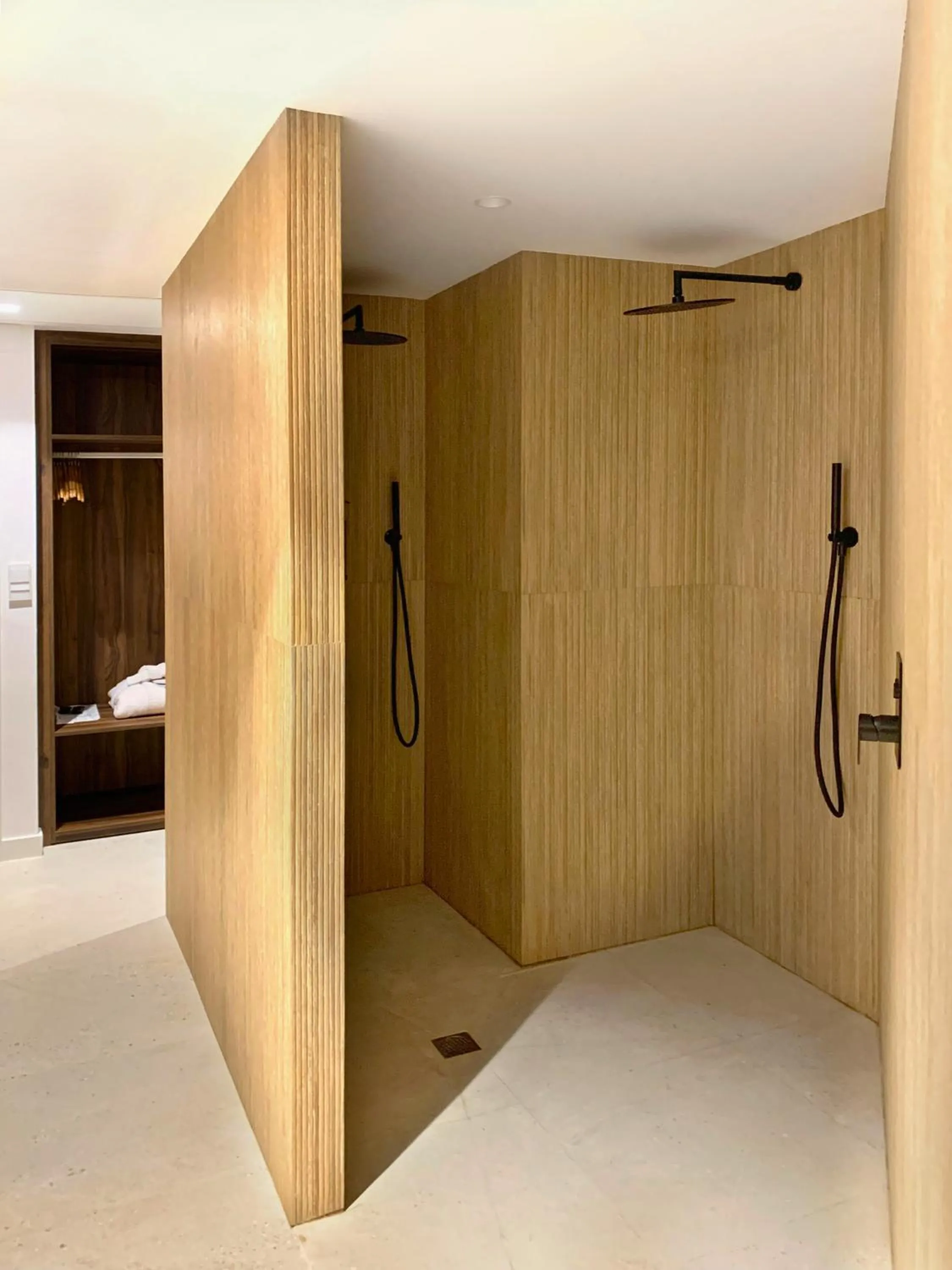 Shower, Bed in Hotel Condestable Iranzo