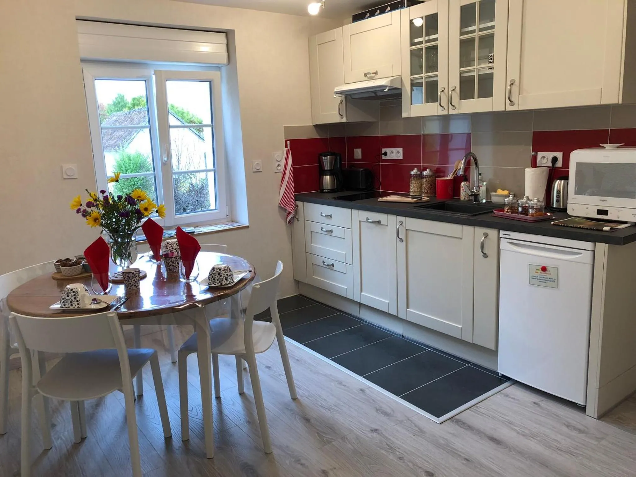 Kitchen or kitchenette in Manoir le Bout du Pont-Chambres d'Hôtes