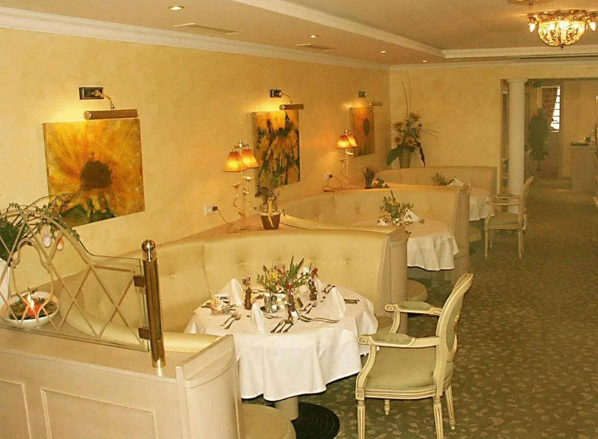 Restaurant/places to eat in Hotel Garni