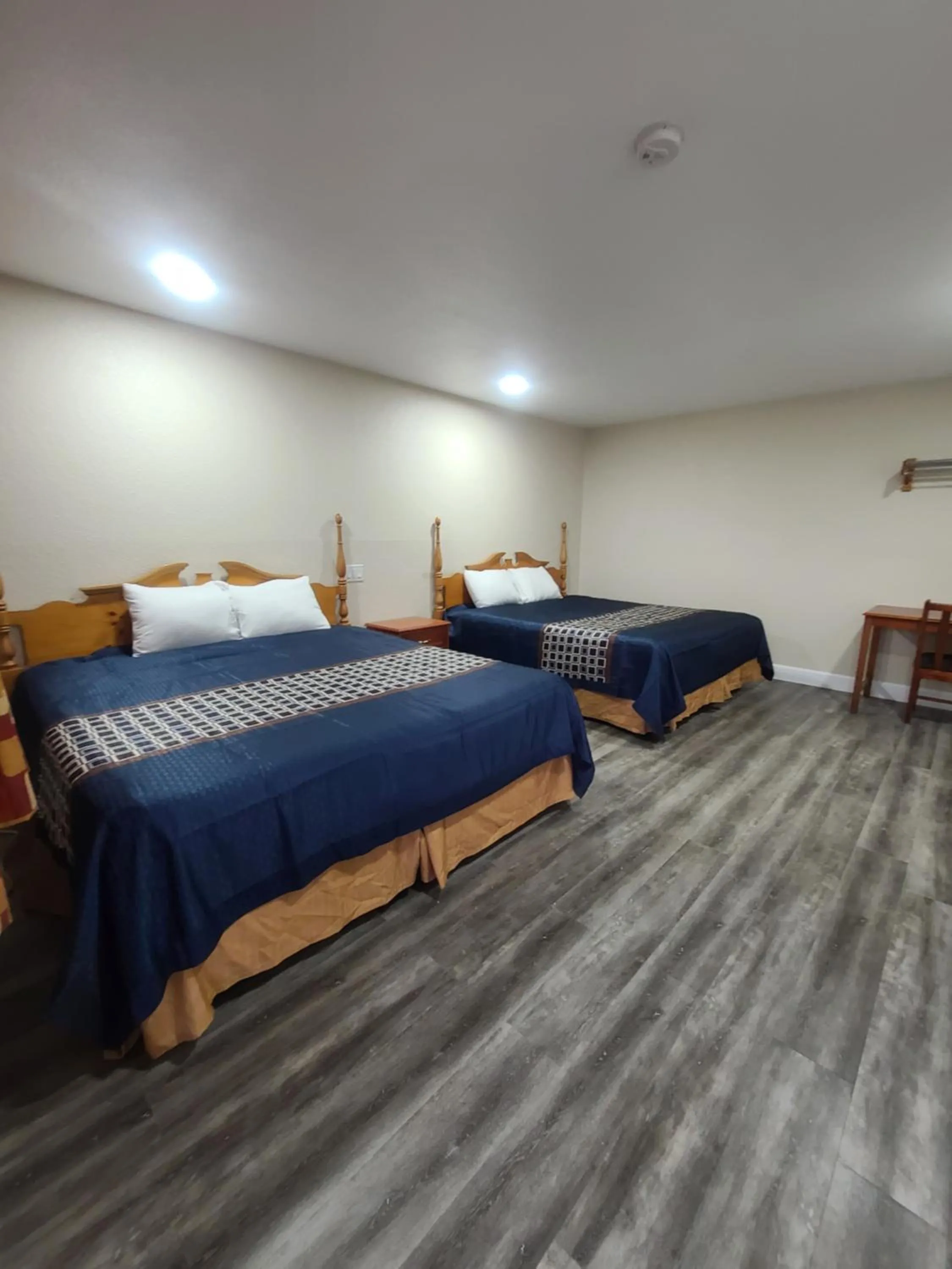 Bed in Majestic Inn & Suites