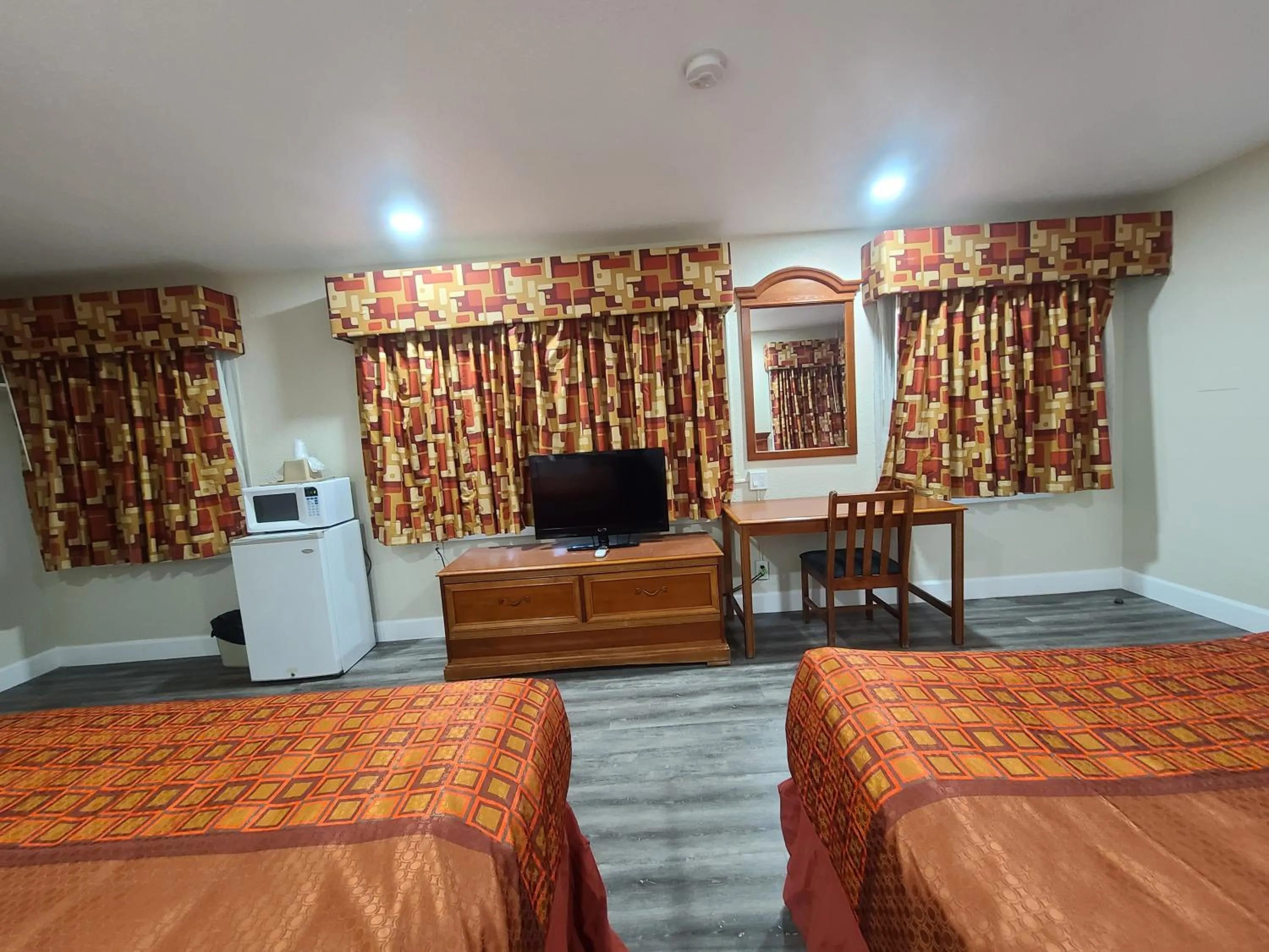 Bed in Majestic Inn & Suites