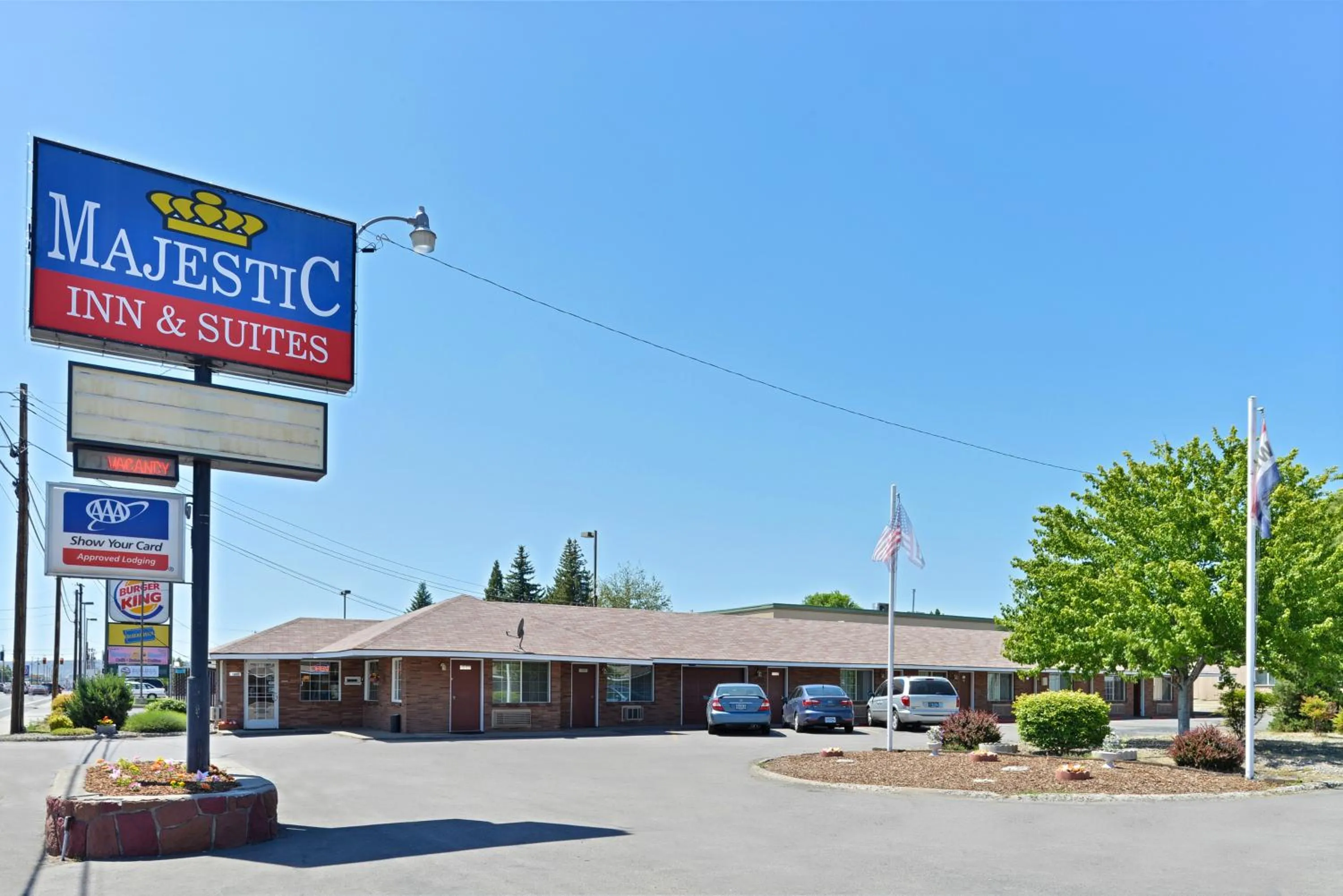 Property building in Majestic Inn & Suites