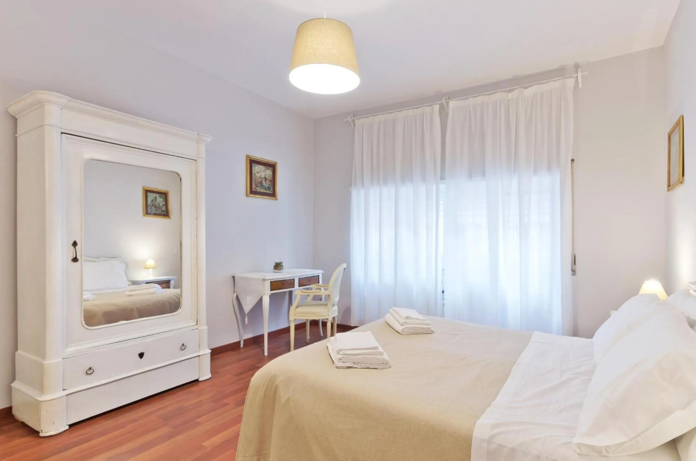 Photo of the whole room, Bed in Liberty Trastevere B&B