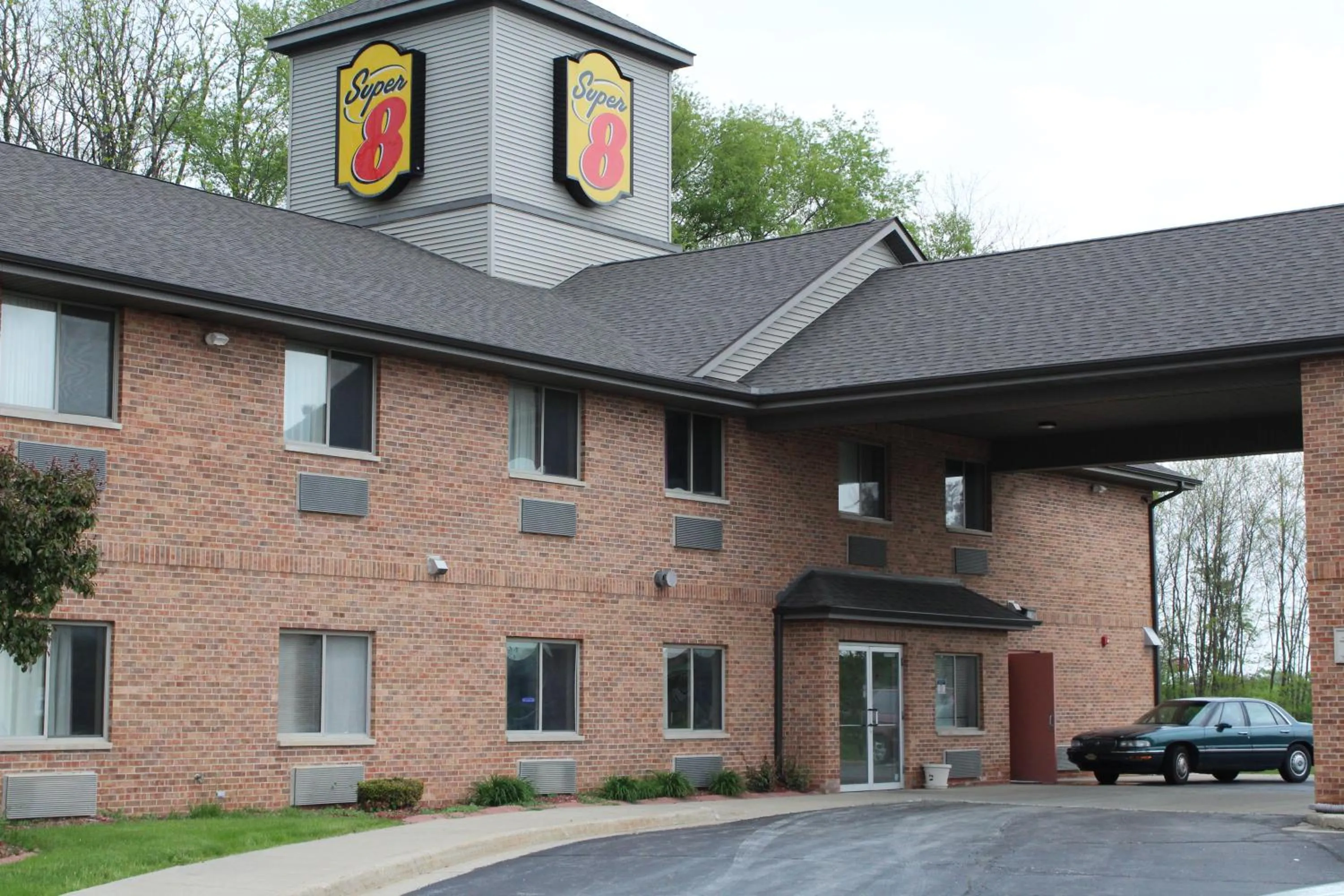 Facade/entrance in Super 8 by Wyndham Valparaiso