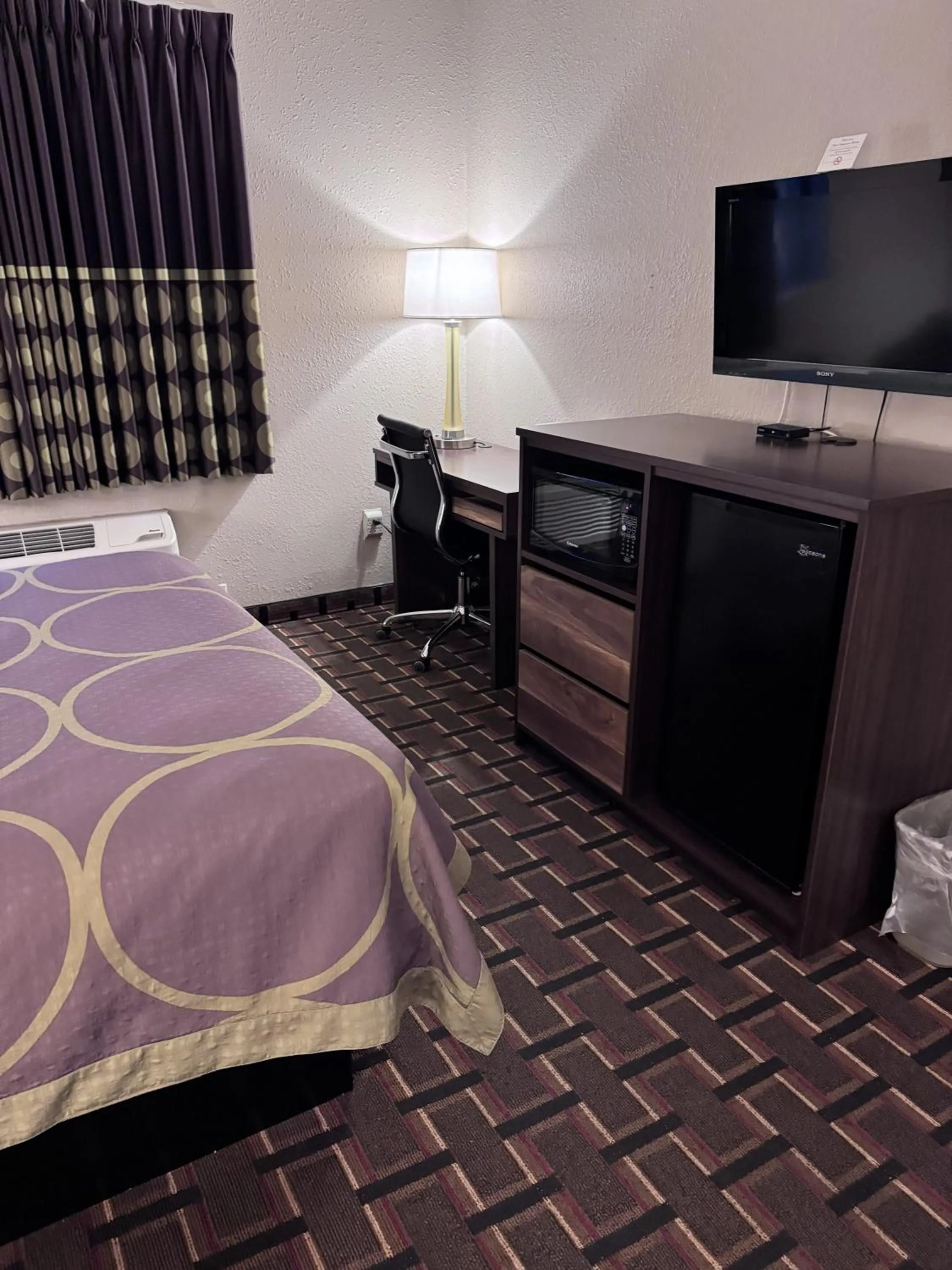 Bedroom, Bed in Super 8 by Wyndham Valparaiso