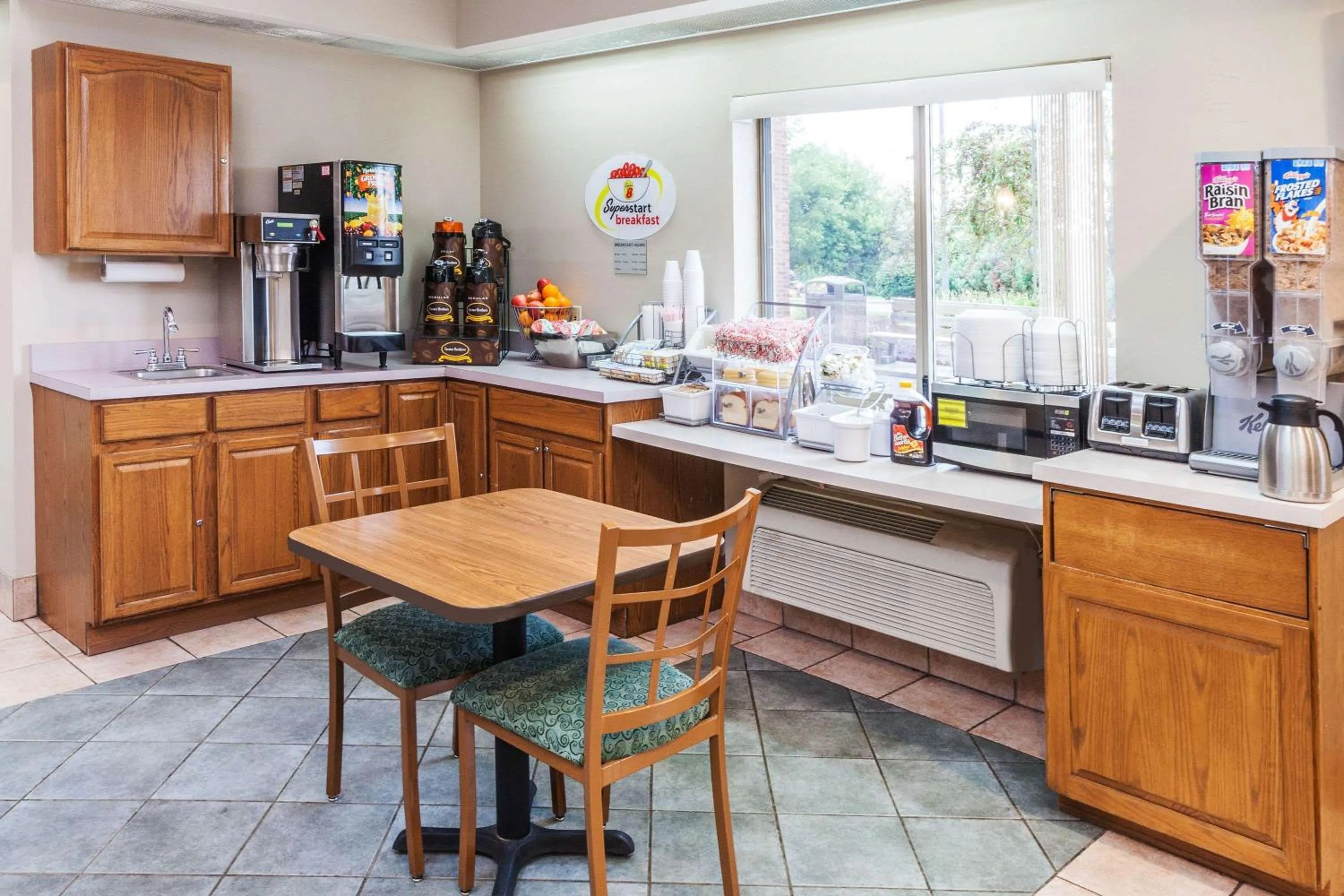 Restaurant/places to eat in Super 8 by Wyndham Valparaiso