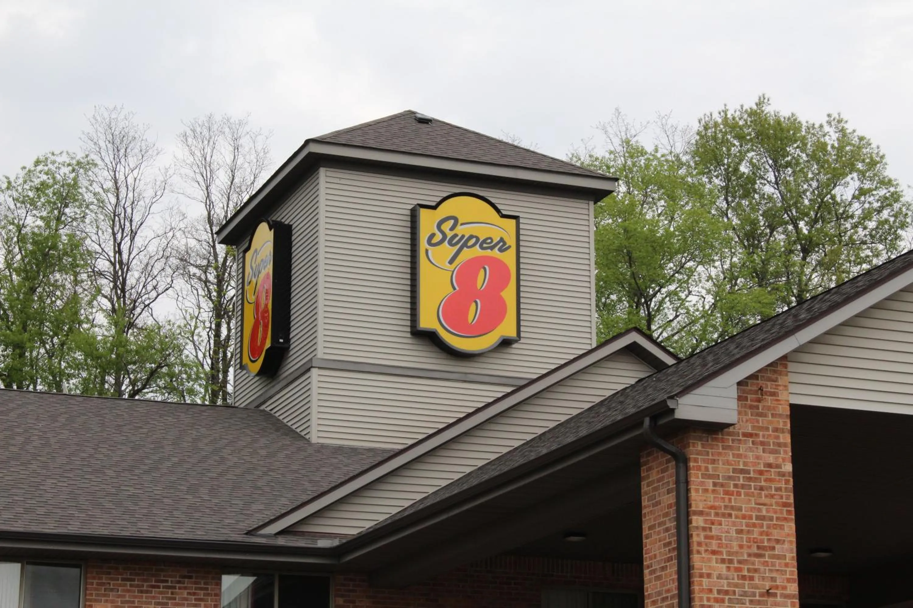 Property building in Super 8 by Wyndham Valparaiso