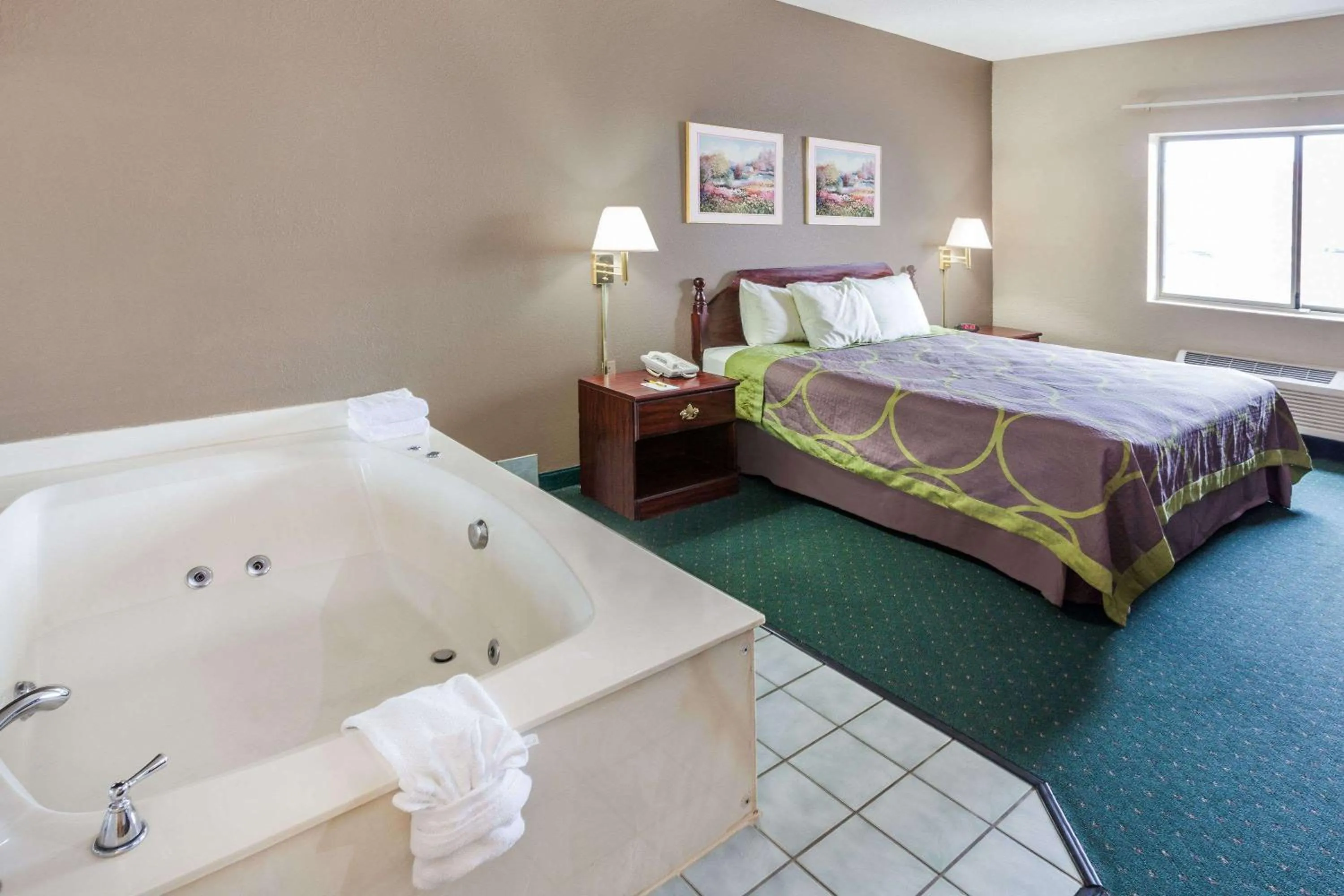 Photo of the whole room, Bed in Super 8 by Wyndham Valparaiso