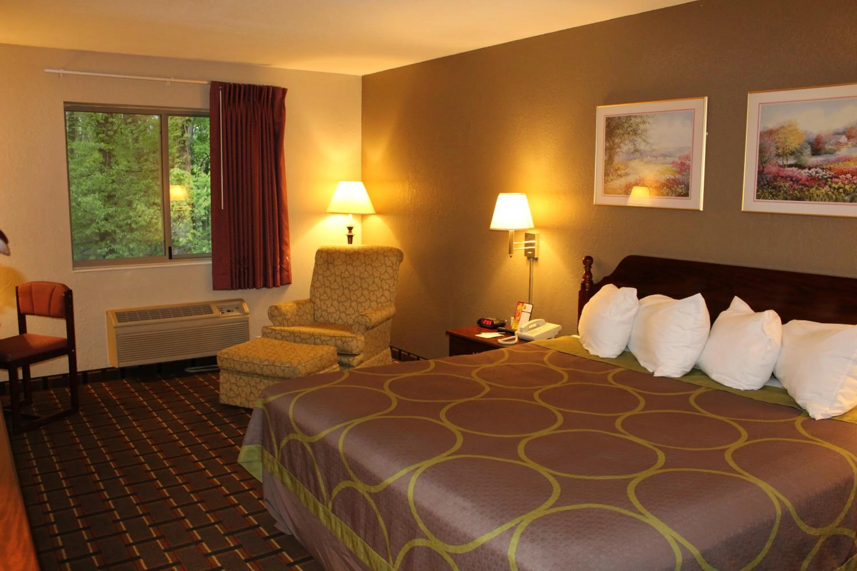 Bedroom, Bed in Super 8 by Wyndham Valparaiso