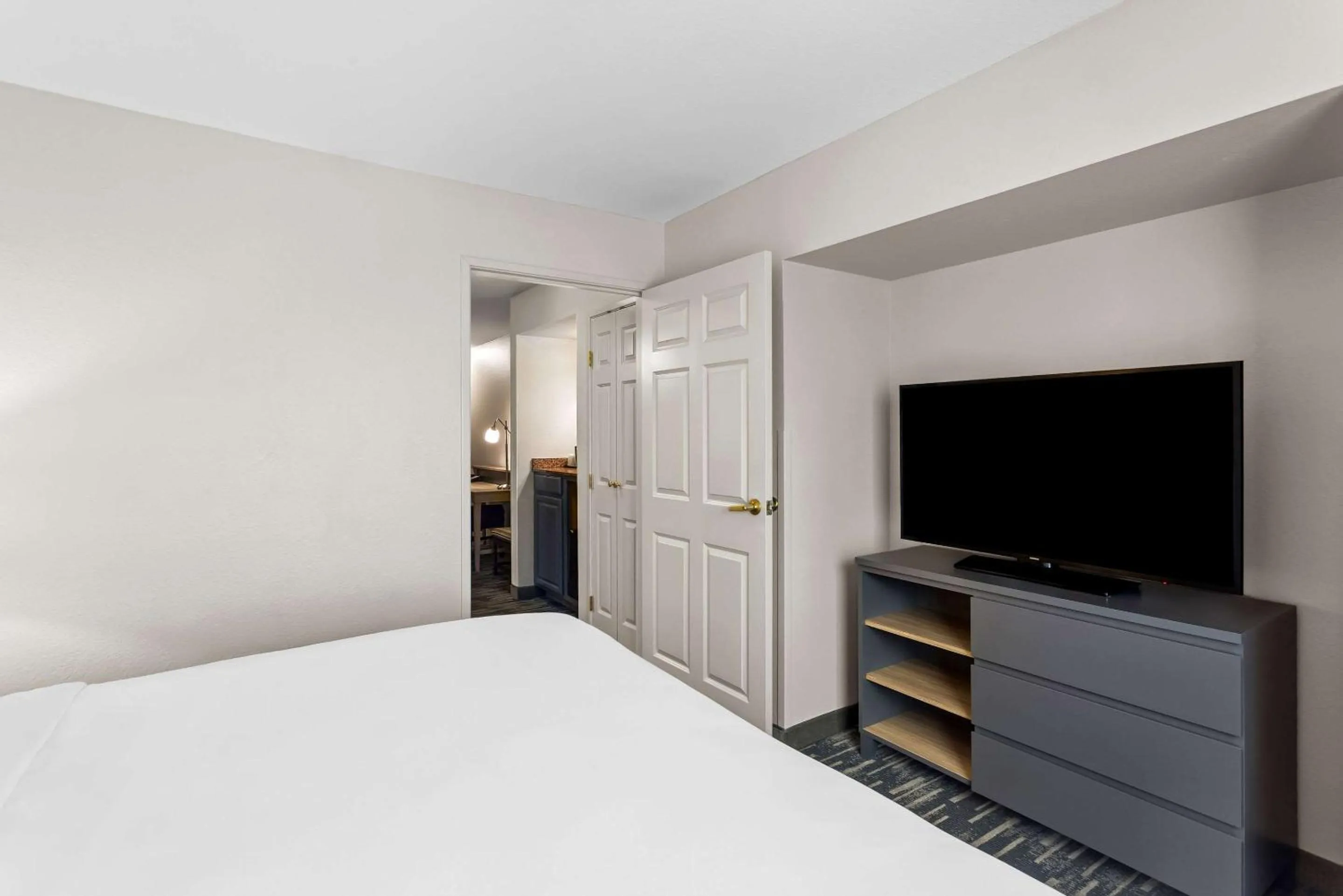 Bedroom, Bed in Country Inn & Suites by Radisson, Portage, IN