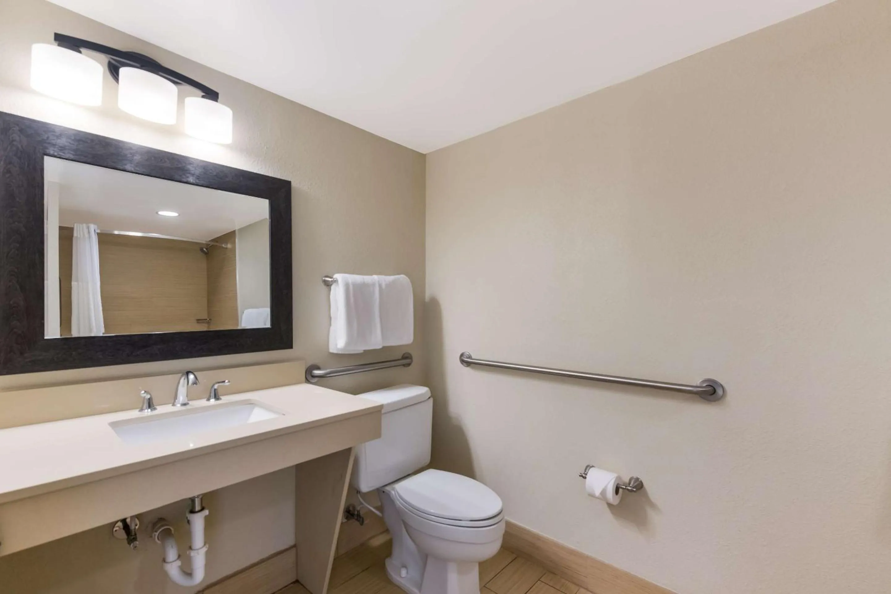 Bedroom in Comfort Inn South Oceanfront