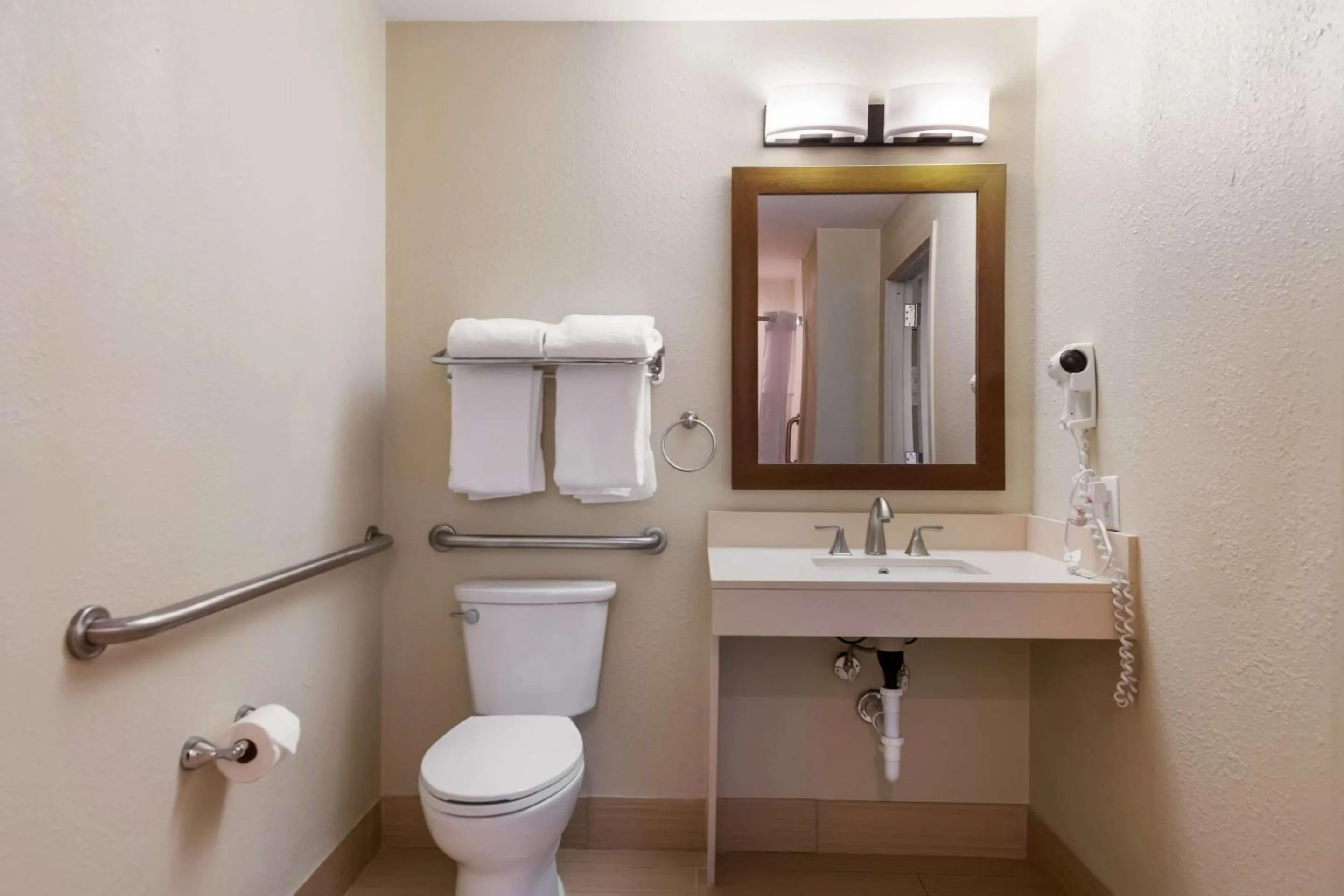 Bedroom in Comfort Inn South Oceanfront