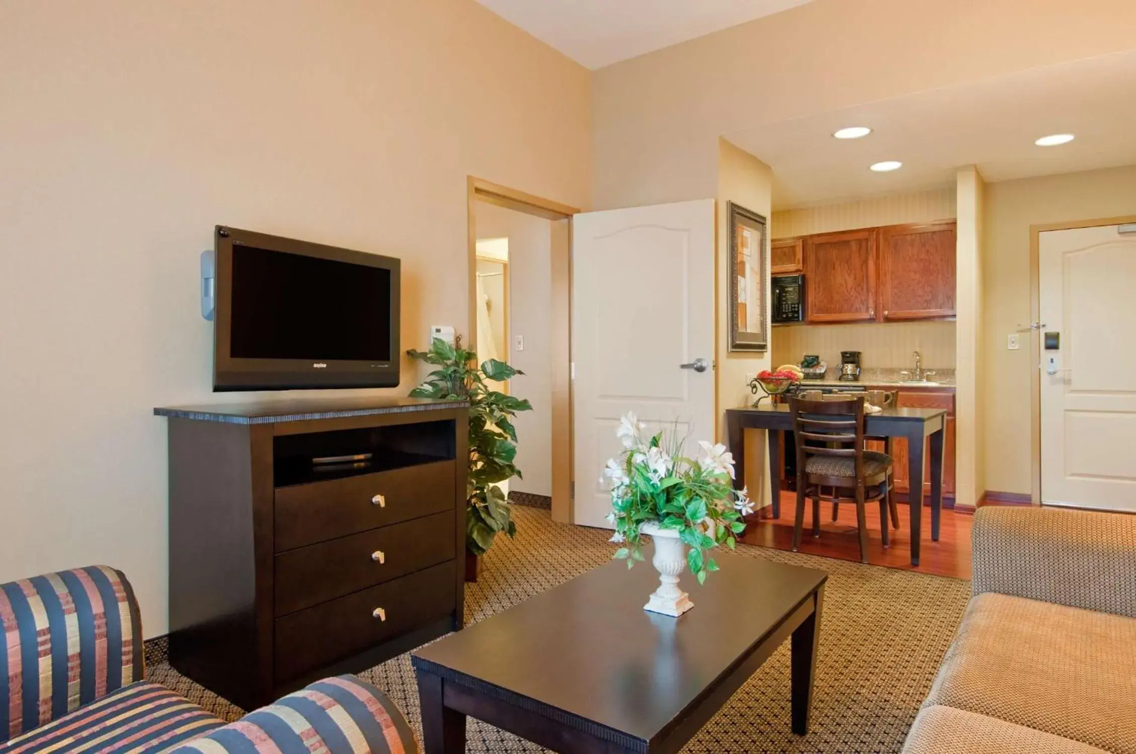 Two Bedroom Suite with One King and Two Queen Beds - Non-Smoking in Homewood Suites by Hilton Tulsa-South Two Bedroom Suite with One King and Two Queen Beds - Non-Smoking in Homewood Suites by Hilton Tulsa-South
