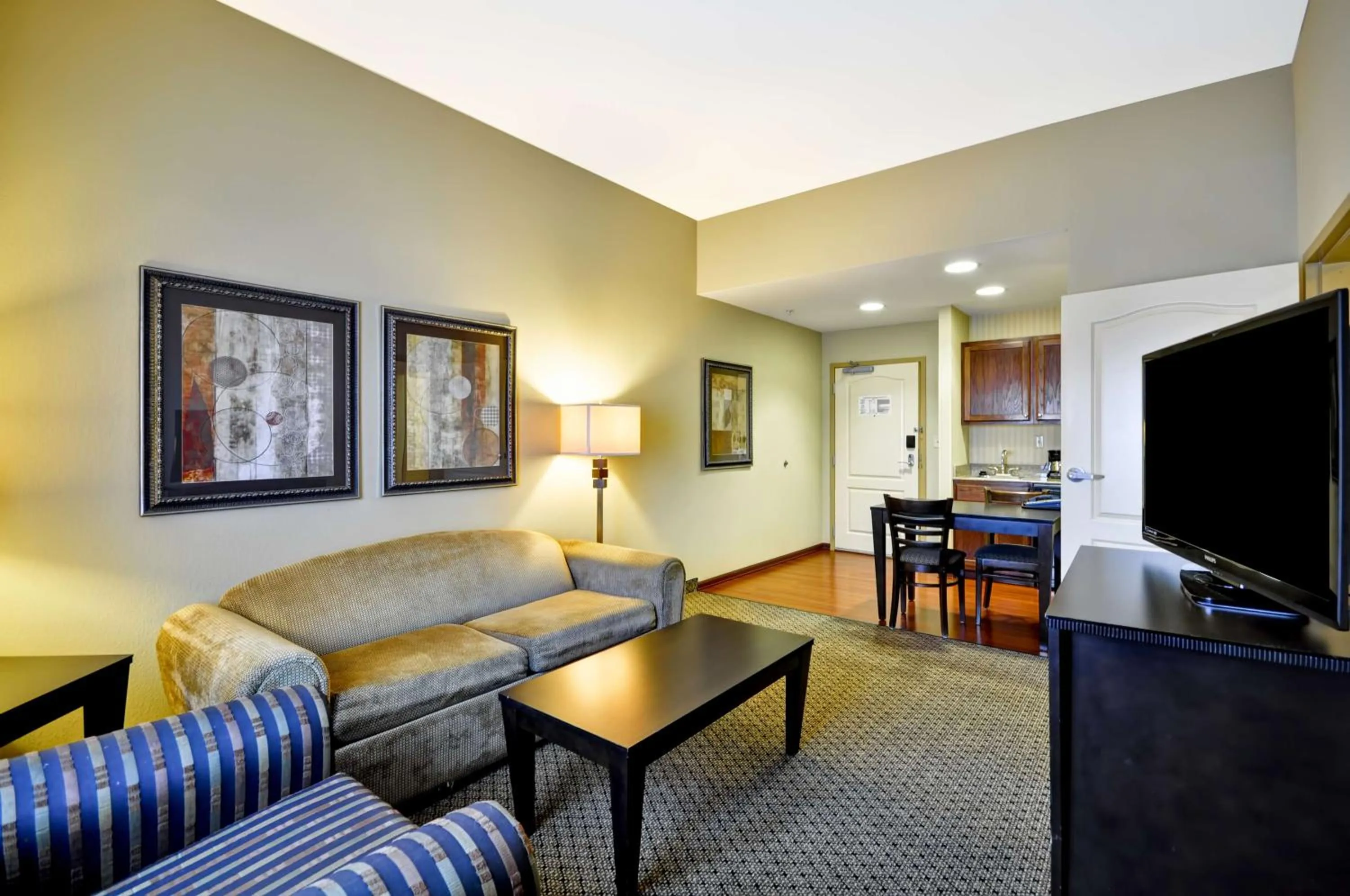 Living room in Homewood Suites by Hilton Tulsa-South