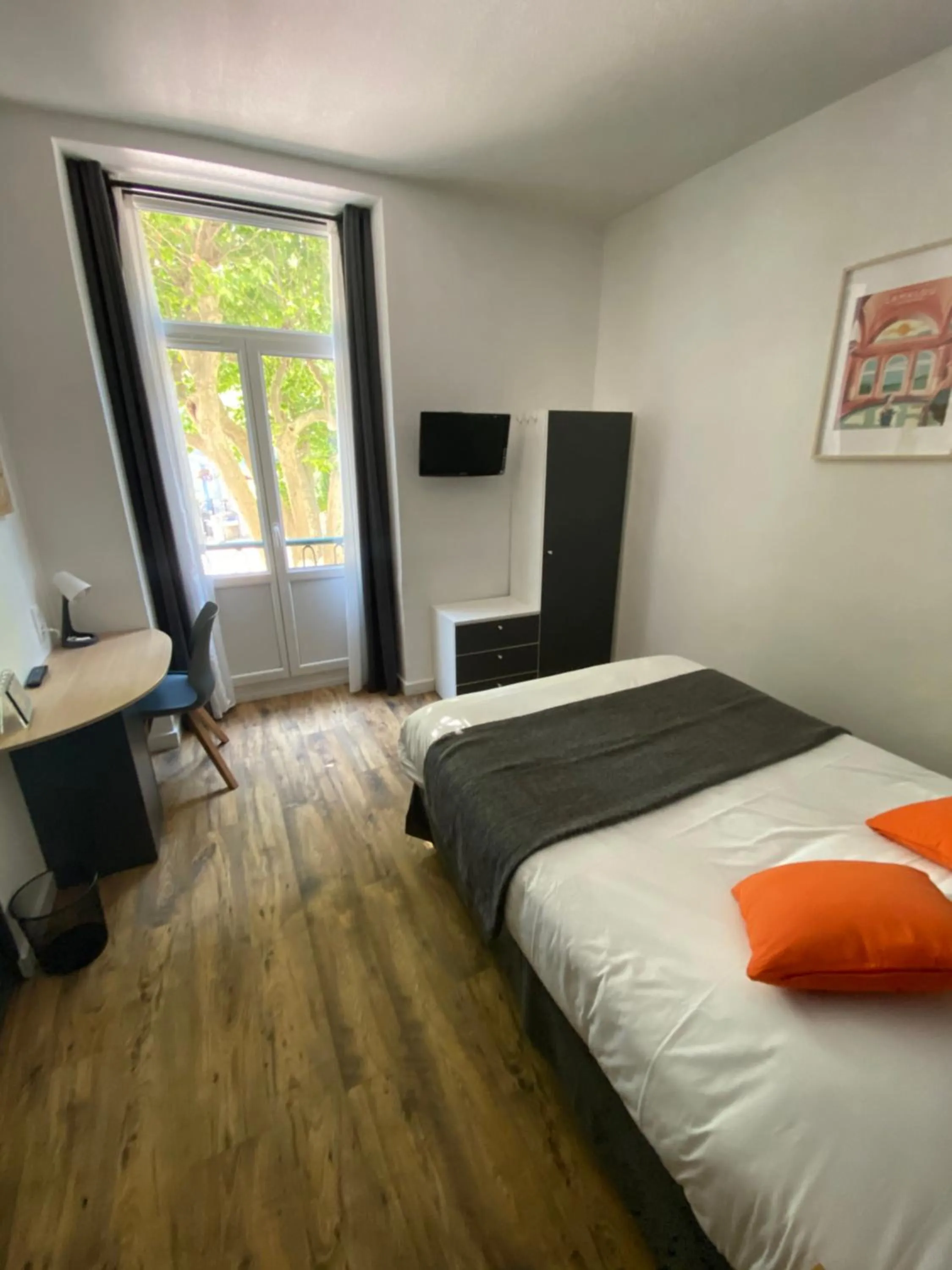 Photo of the whole room, Bed in REV HÔTEL