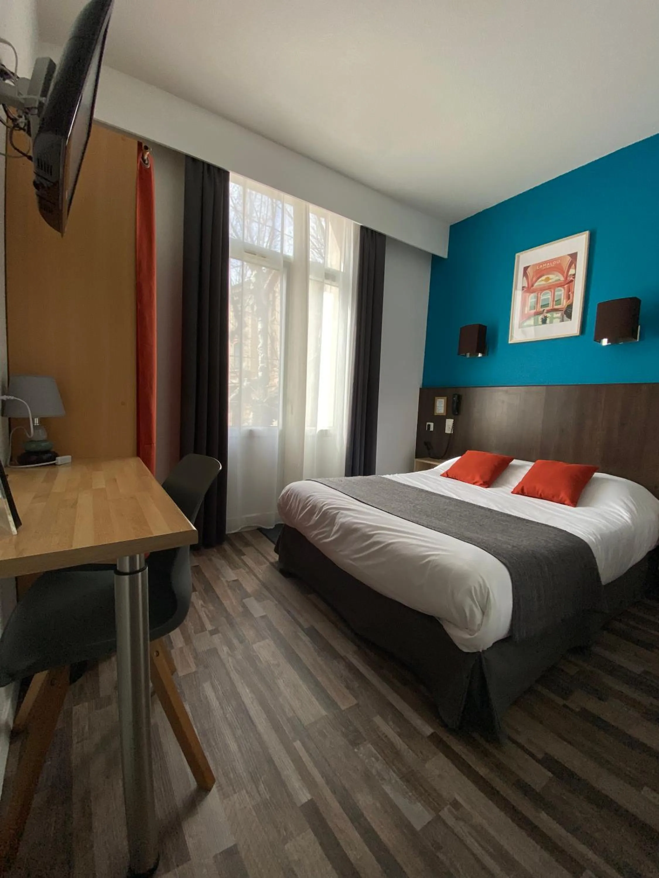 Photo of the whole room, Bed in REV HÔTEL